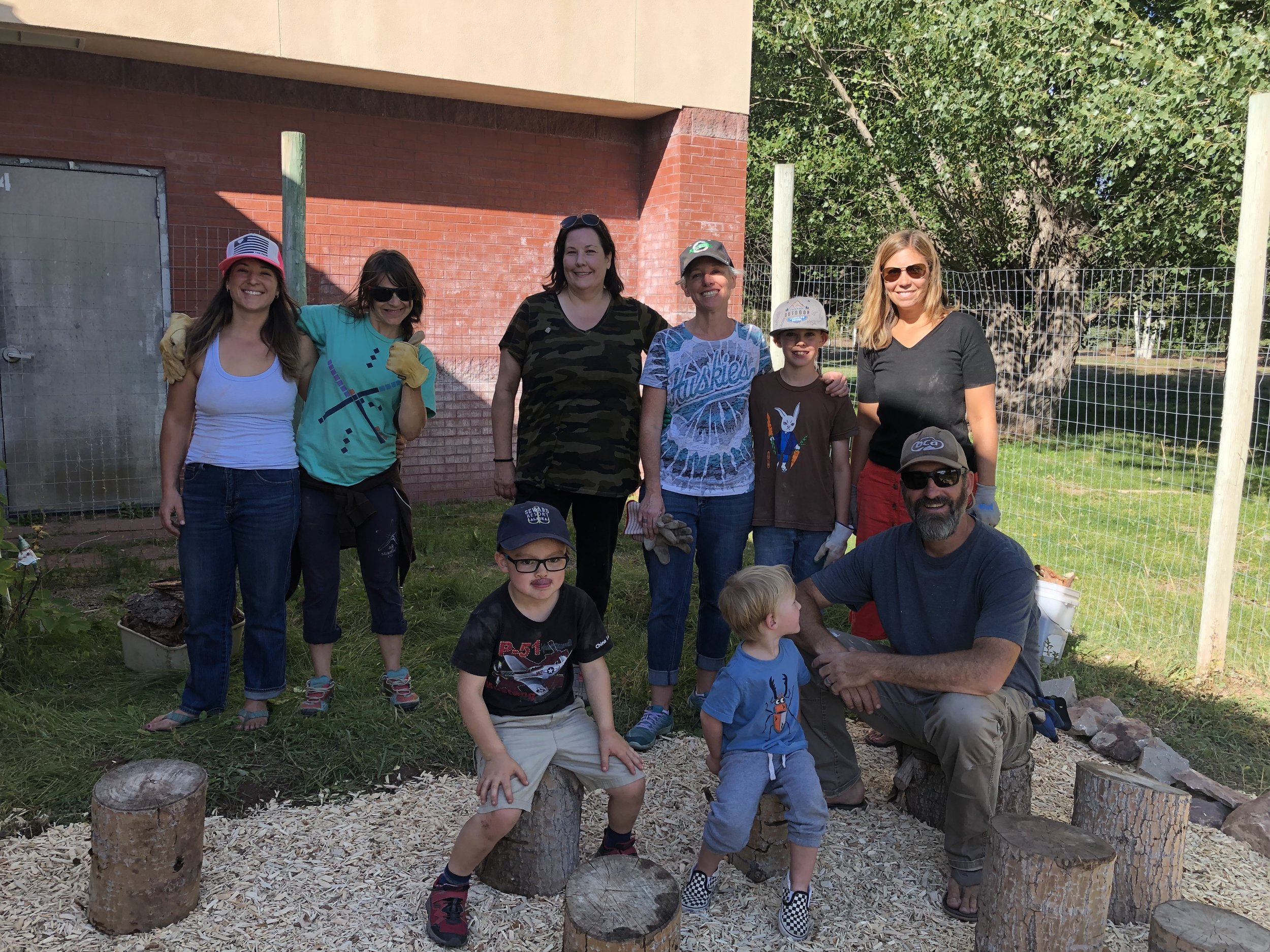 Our parent volunteers and kiddos pause to document our efforts cleaning up the Outdoor Classroom! Mulch, decorations, white board renovation, and beautiful stumps were added to enhance our students’ outdoor learning experiences! Thanks all! (though not all who helped are pictured above)