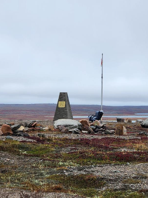 Monument marking the center of Canada.PNG
