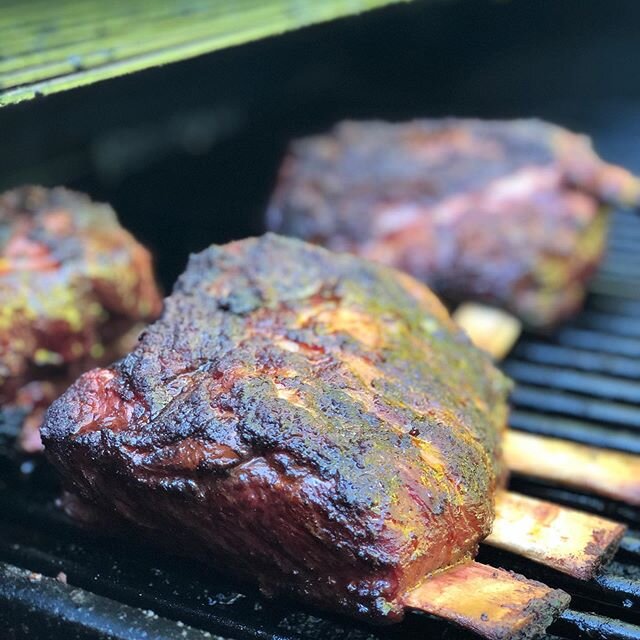 Our obsession with American BBQ never sleeps!! Cookin Beef rib on the offset!! #americanfood #food #yummy #yum #americanbbq #bbq #beef #beefribs #smoking #offsetbbq