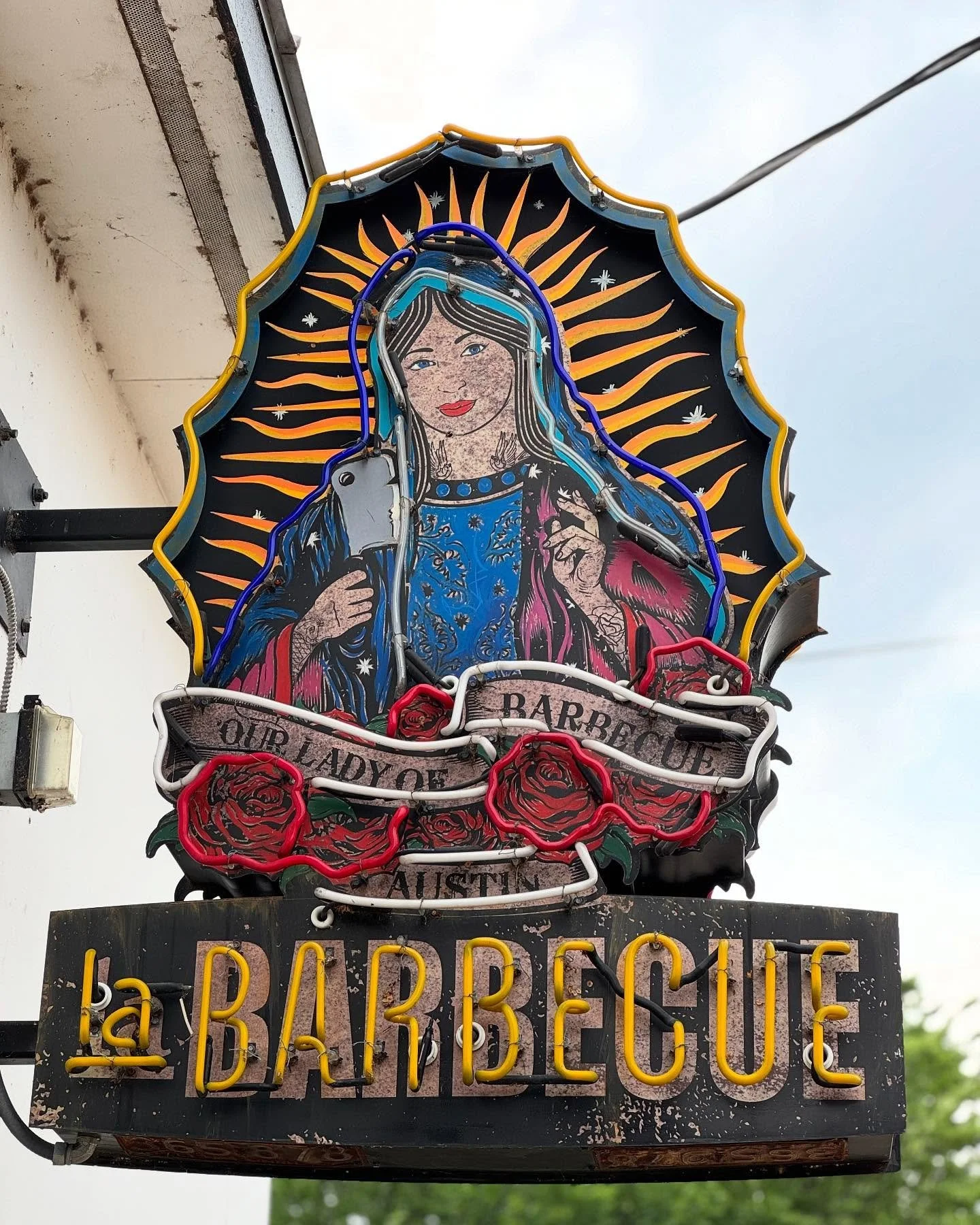 First stop during our BBQ tour in Texas. @la_barbecue in Austin. 
#americanbbq #brisket #pulledpork #links #slaw #food #foodporn #bbq #usa #texas #austin #dinner #goodfood