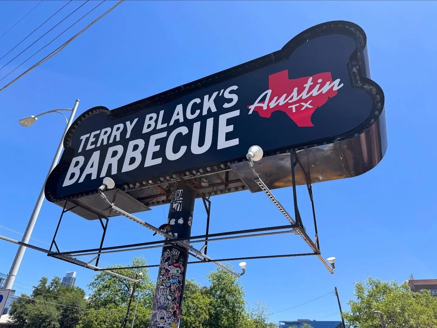 Texan BBQ stop number three. @terryblacks_bbq 
Another must try done and dusted! Superb!! 

#americanbbq #bbq #brisket #austin #texas #foodporn #slaw #links #ribs #usa #america #traveling #eat #goodfood