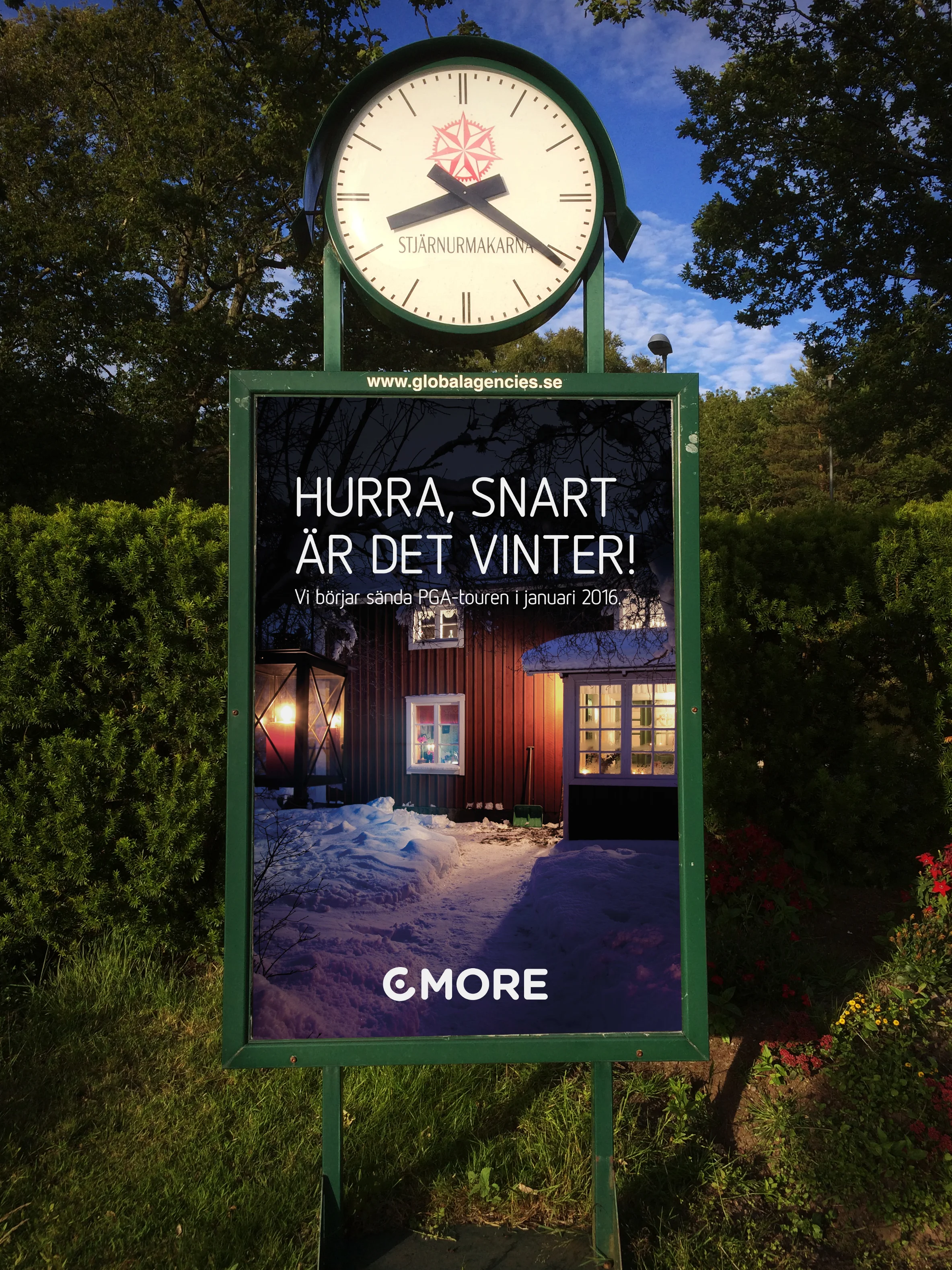 Utomhus (på golfbanor, i juli)