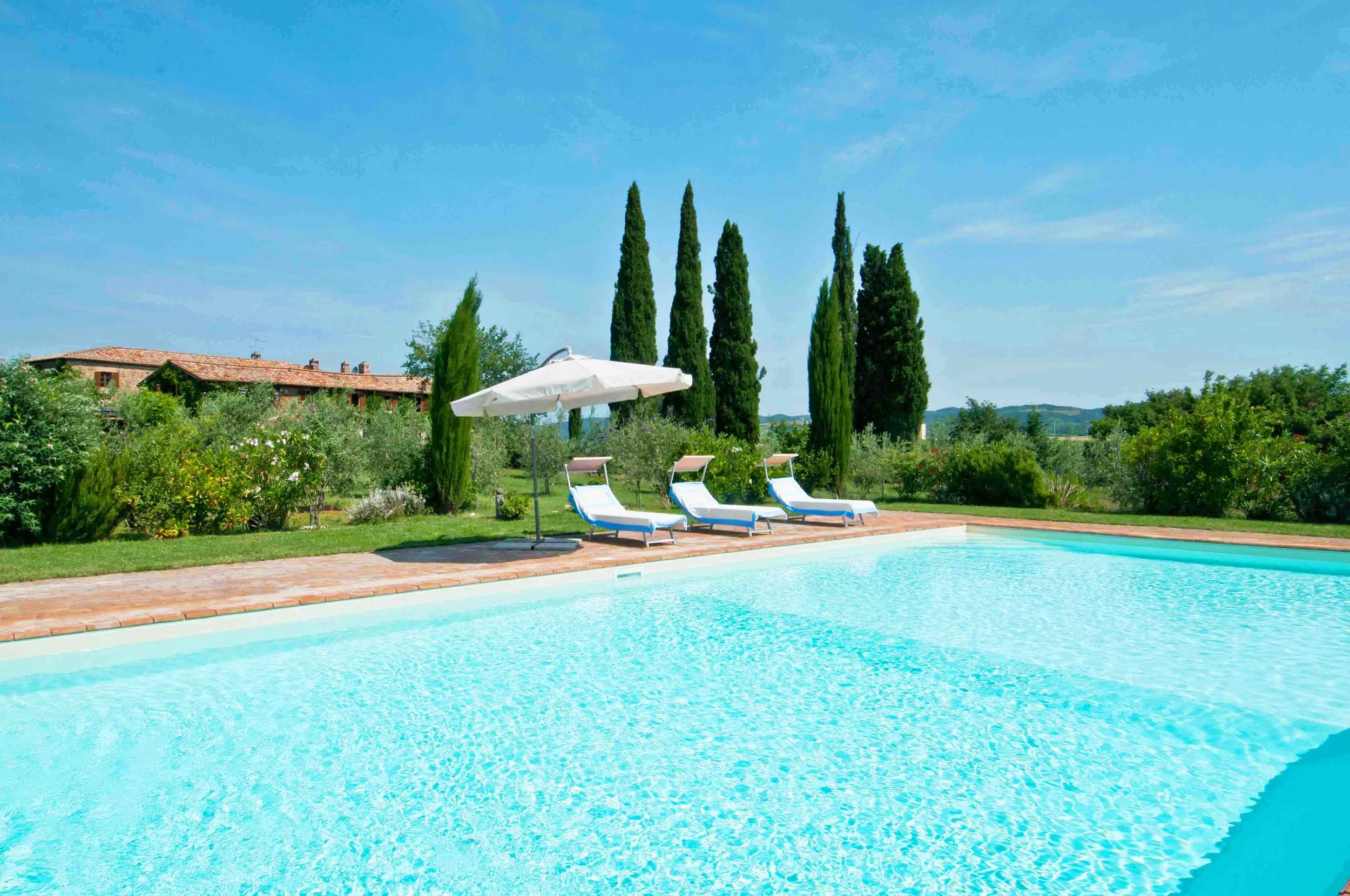 Lambertino-pool-montalcino-home-villa-tuscany-italy-rent-hotel-affitare-casa-italia-wine-tasting-luxury-2.jpg