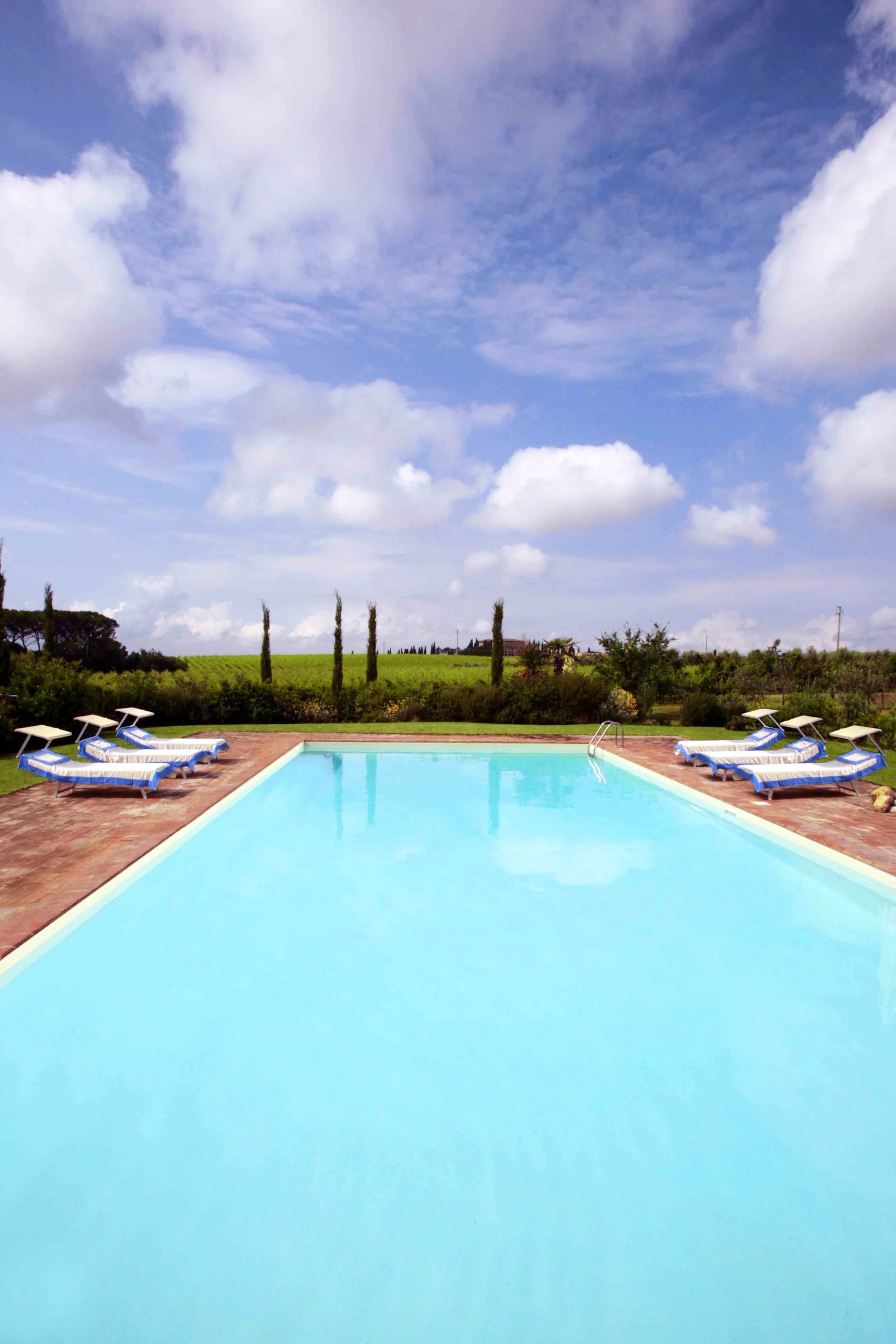 Esterno_piscina (4).jpg