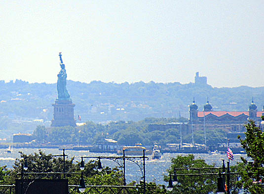 Statue of Liberty from High Line.jpg