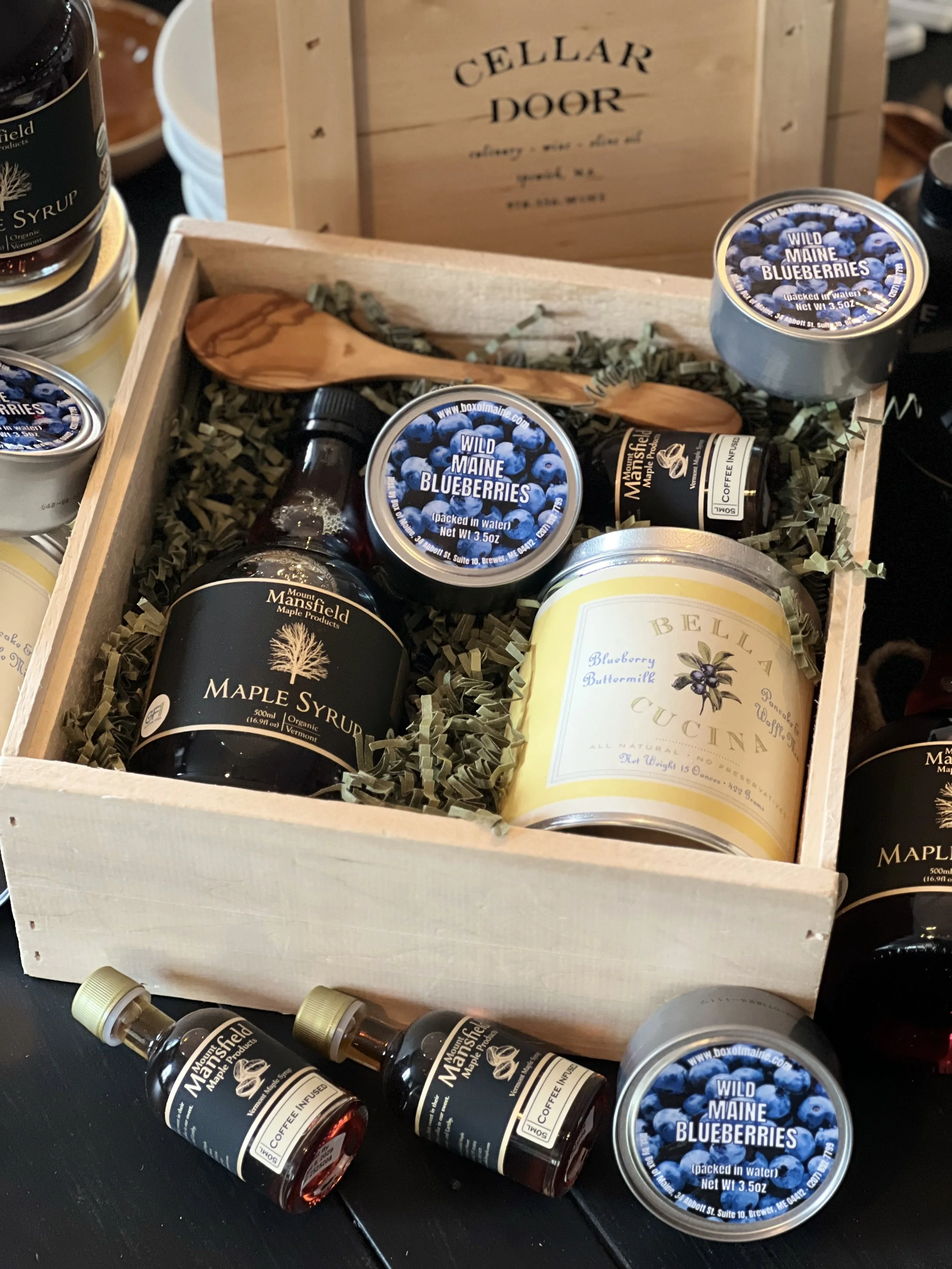 Cozy Breakfast - Bella Cucina Blueberry Pancake Mix, Maine Blueberries Tin, 500 ml Organic Vermont Maple Syrup, 50 ml Coffee Infused Maple Syrup, Olivewood Mixing Spoon