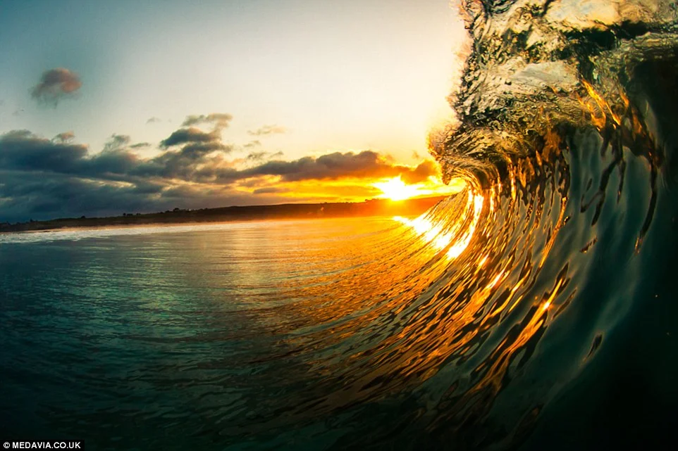 1408095471080_wps_5_Waves_A_picture_of_a_wave.jpg