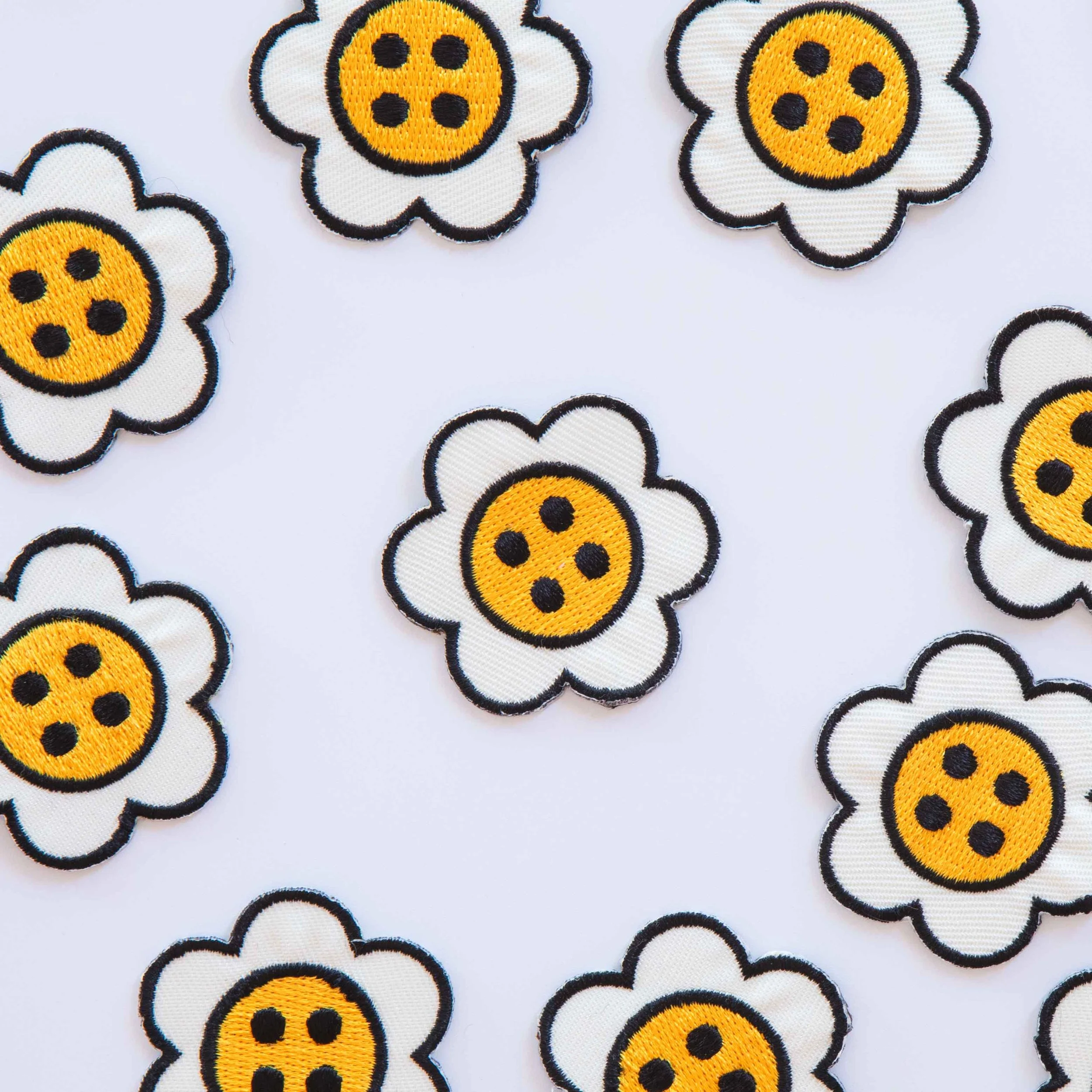 PA014 Daisy Button Iron On Patch.jpg