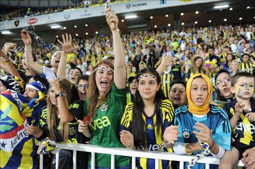 fenerbahce-female-fans-turkey-football-nationalturk-0345.jpg