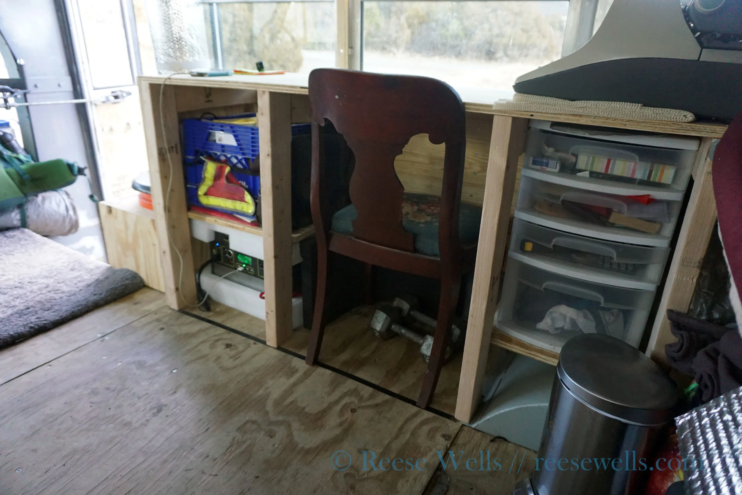 Tidy desk & toilet area. Great for working and pooping.