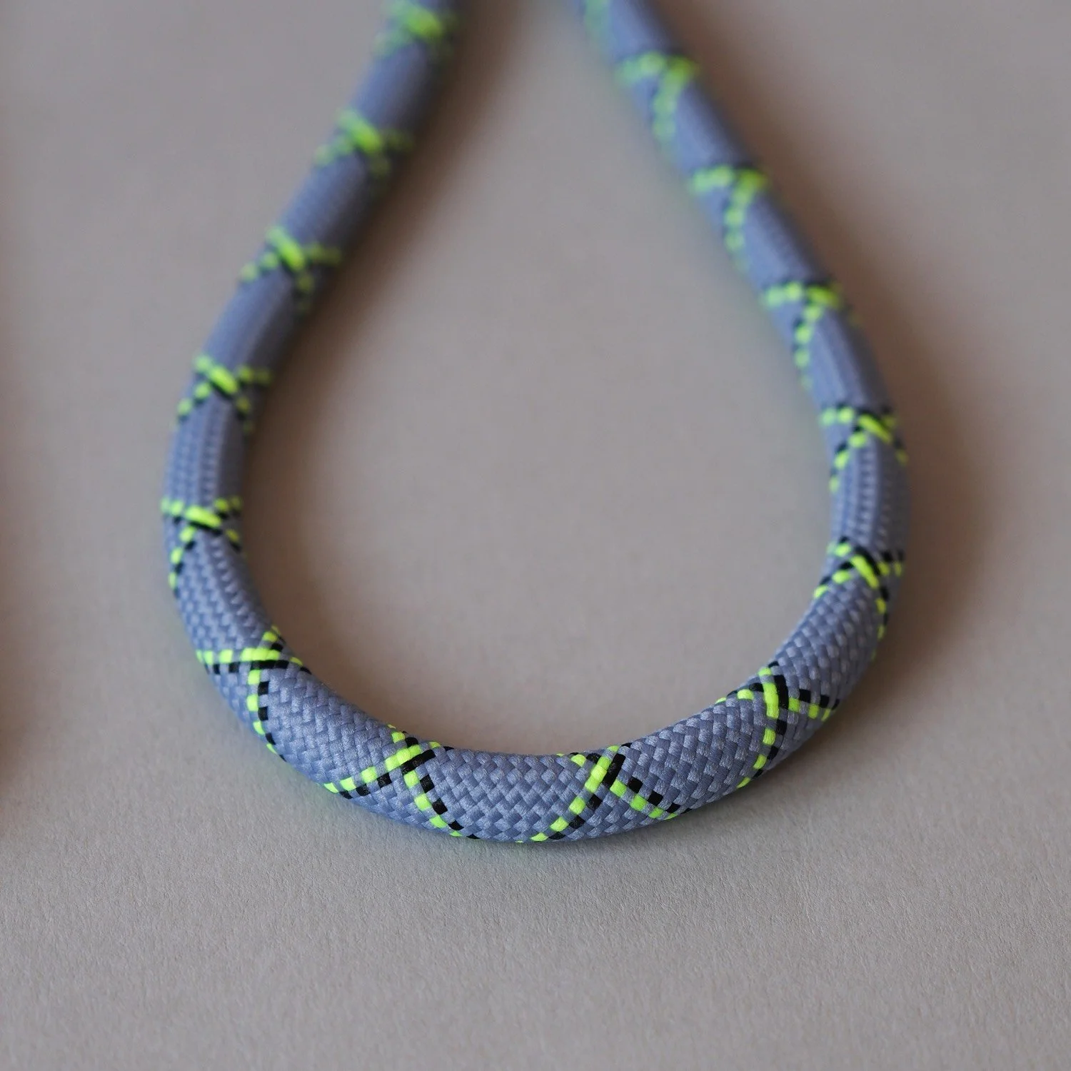 strap_neongrey3.jpg