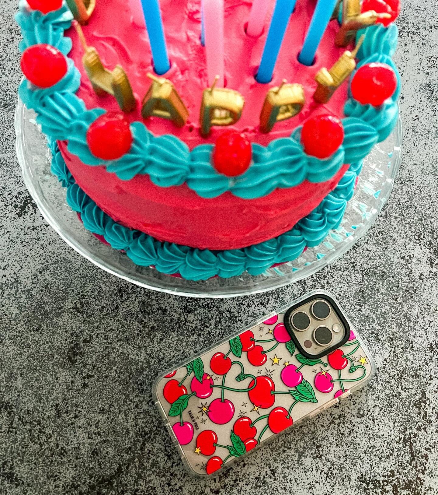 When your case matches your cake 🍒 

#phonecase #iphonecase #cherry #cherrybomb #cakedecorating #cakeart #phonecasedesign #phonecaseshop #cherries