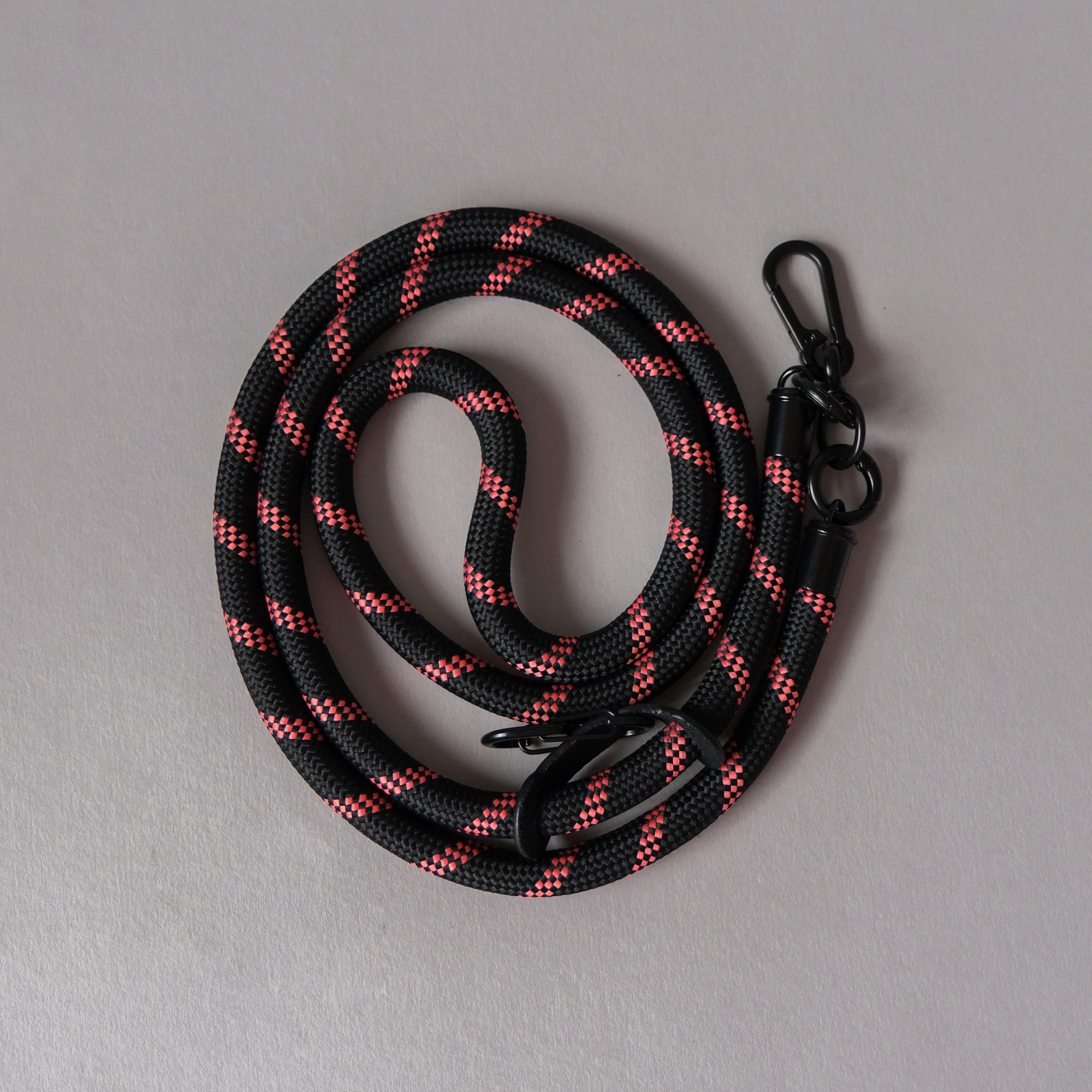 strap_blackred4.jpg