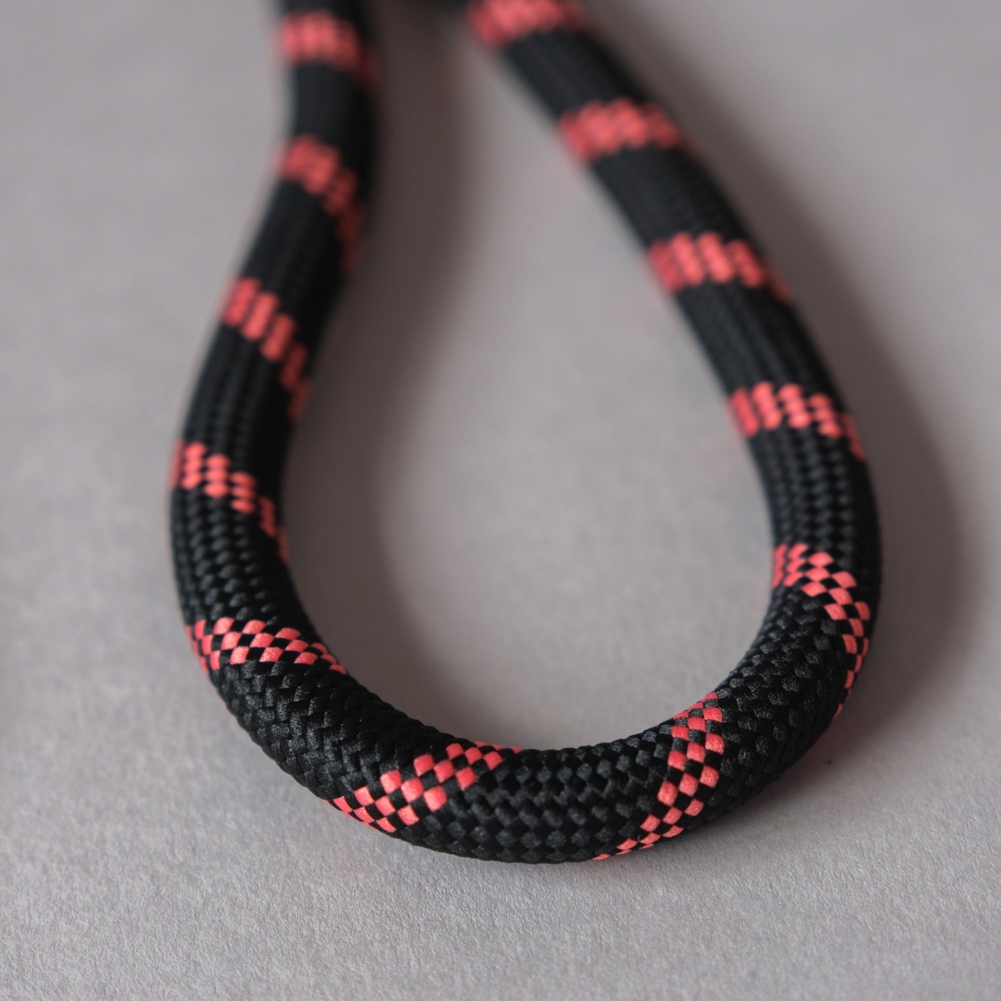 strap_blackred3.jpg