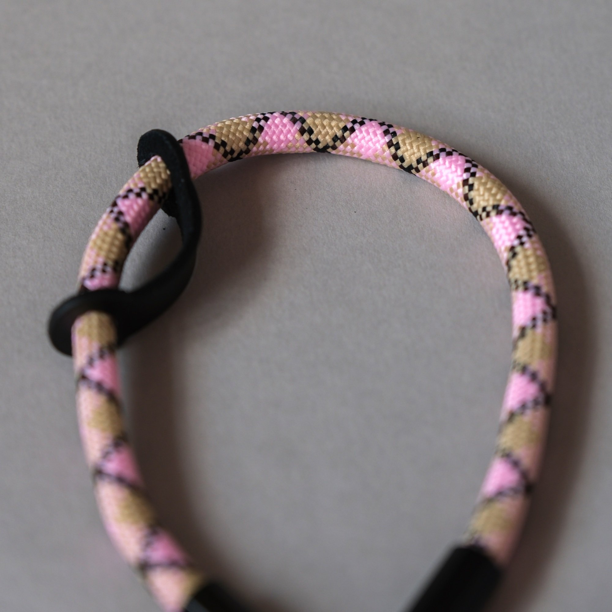 wriststrap_pinkbeige2.jpg