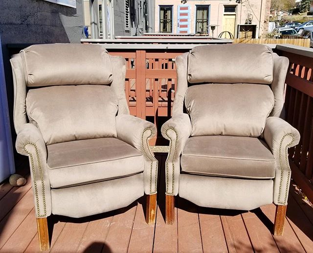 Matching grey recliners in velvet  @flowrchld #recliners #weimaraner #velvet #interiordesign #design #upholstery