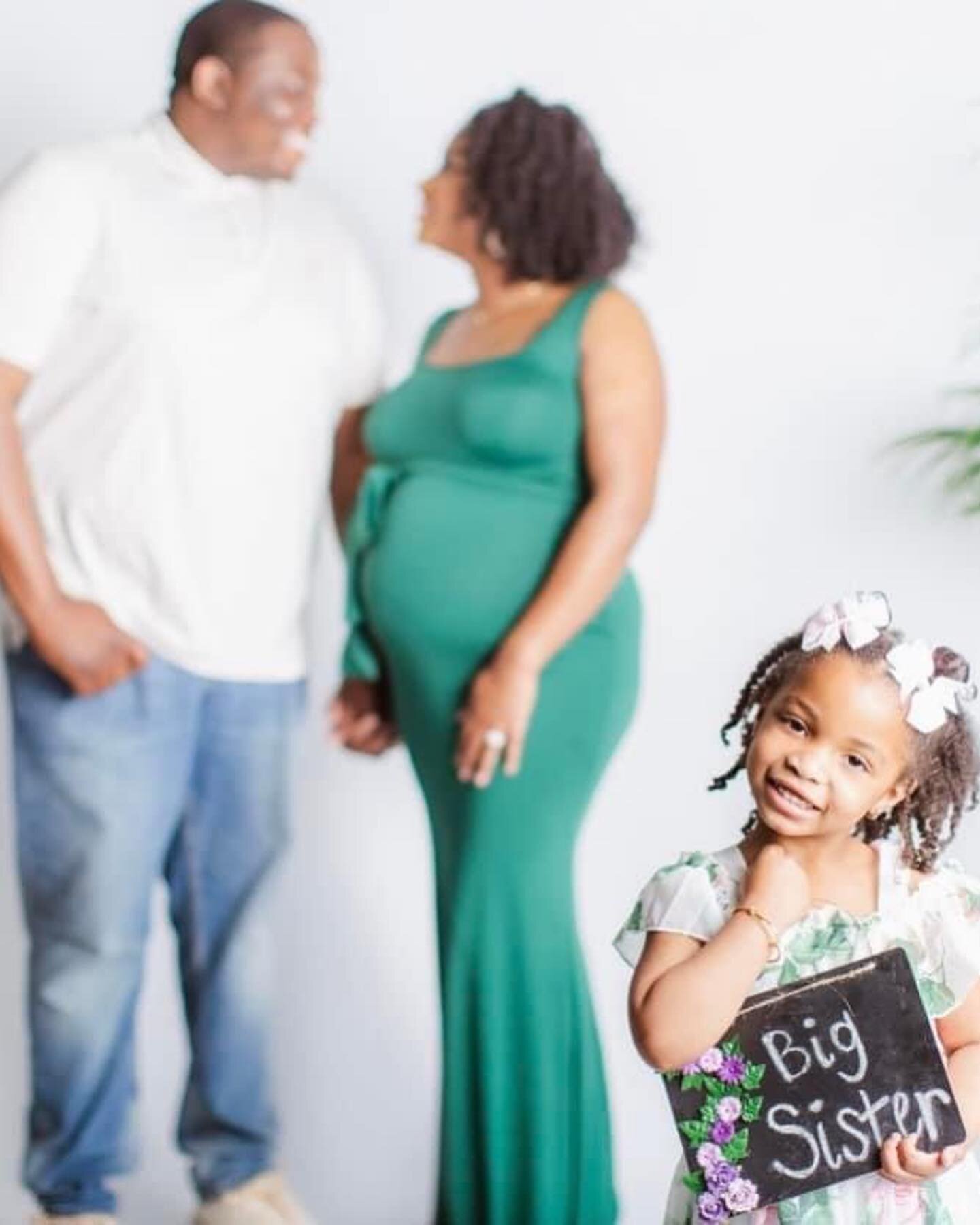 So happy to be able to capture my brother, sister-in-love and niecey poo (x2!)! 💞💞💞 

In Frame: @_iimthatdude + @itswithaz 

Photography: @sharethamoniquephotography 

Studio: @lunahousestudios 

#bumpsbysharetha #charlottematernityphotographer  #