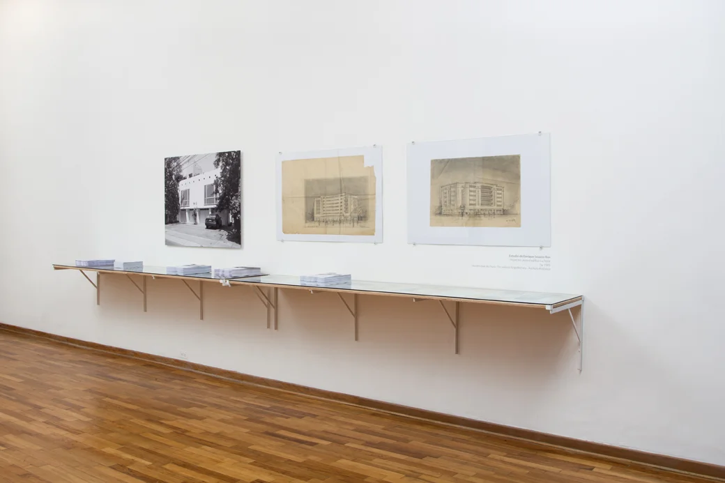 Vista de la instalación. Fotografía de Sebastián Abugattas, dibujos de Enrique Seoane y documentos de archivo.