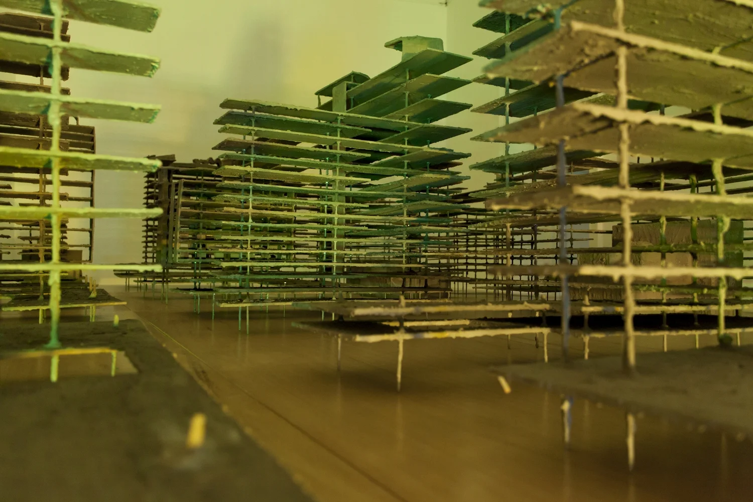 Plan Piloto de Lima , 2015, v arios materiales cubiertos en cemento, mesa de triplay y metal, lámparas halógenas y filtros de gelatina, 226 x 488 x 366 cm.