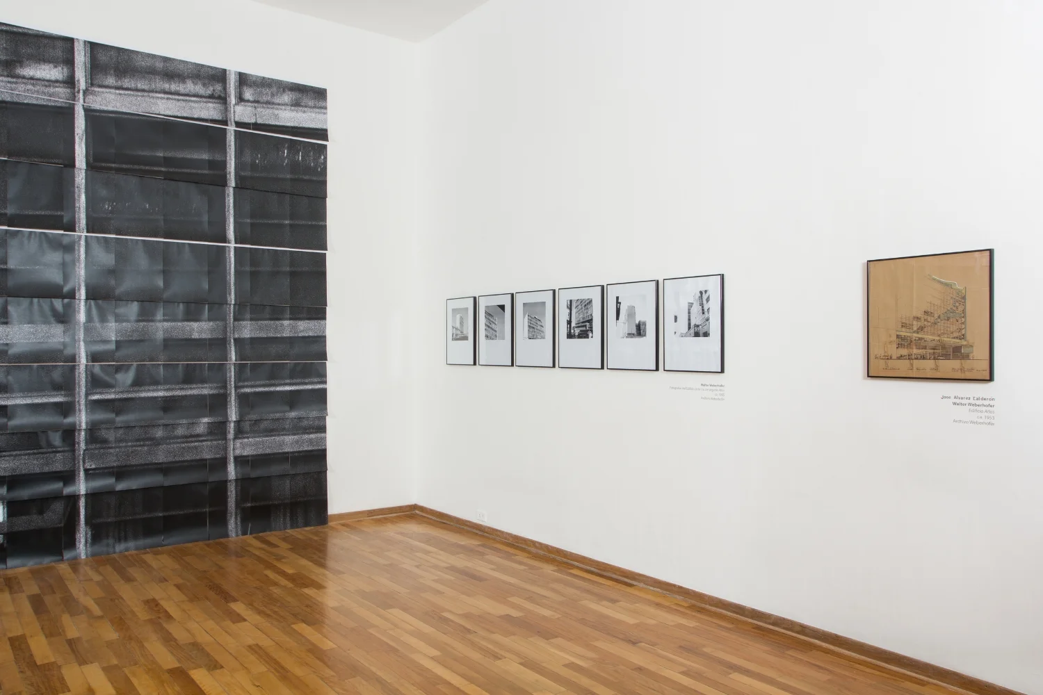 Instalación fotográfica de Michelle Llona, fotografías y dibujo de Walter Weberhofer.
