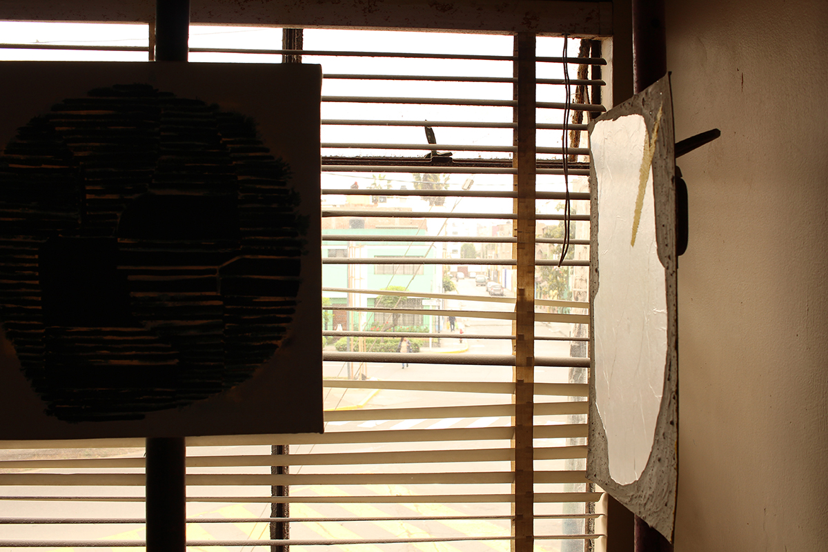 Z-D , 2015, cemento, papel aluminio y acrílico sobre cartón, 50 x 35 cm.