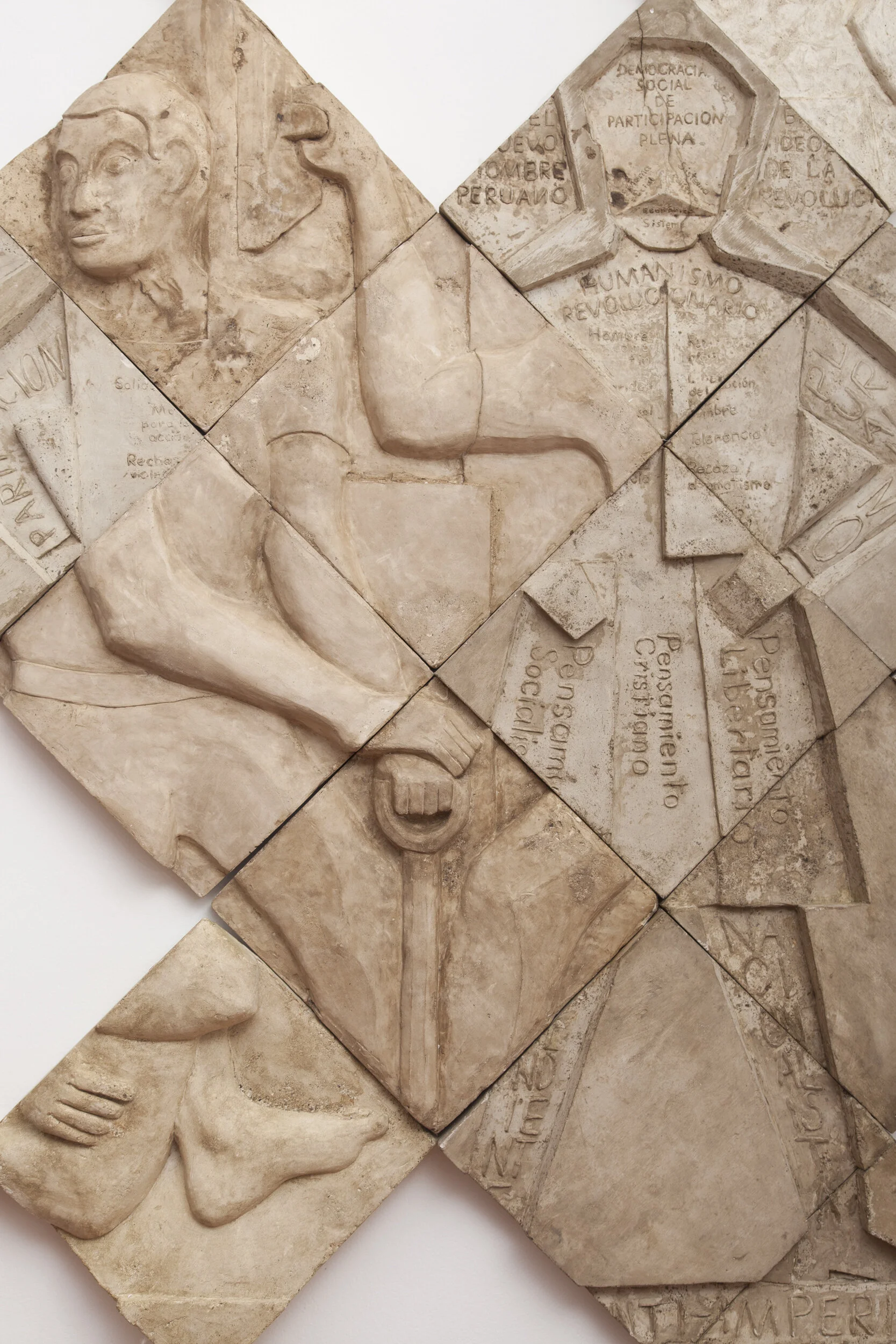 Un nuevo hombre, composición 6 (detalle) , 2019, yeso y agregados, 280 x 350 cm.