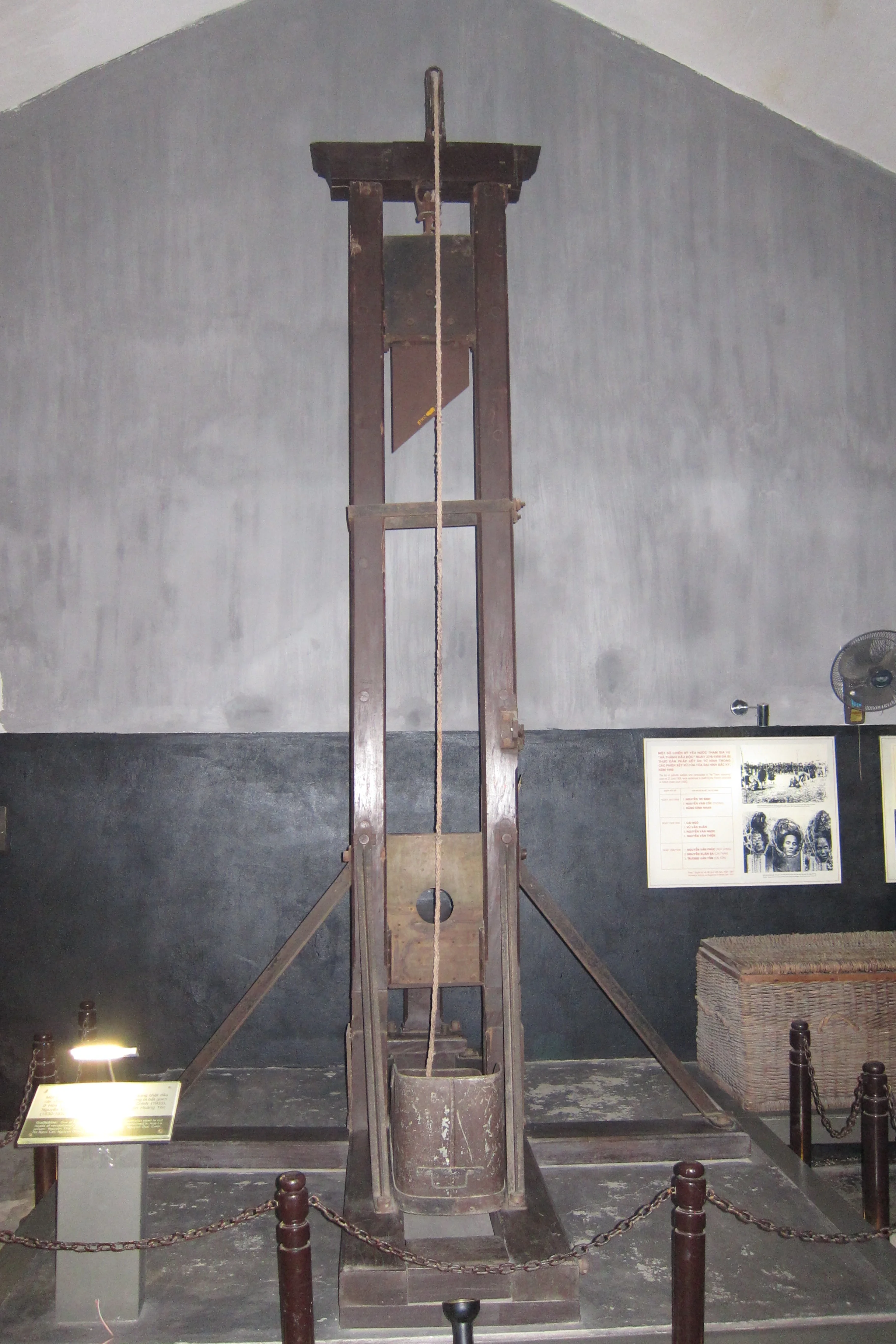  The guillotine used by the French colonialists. 