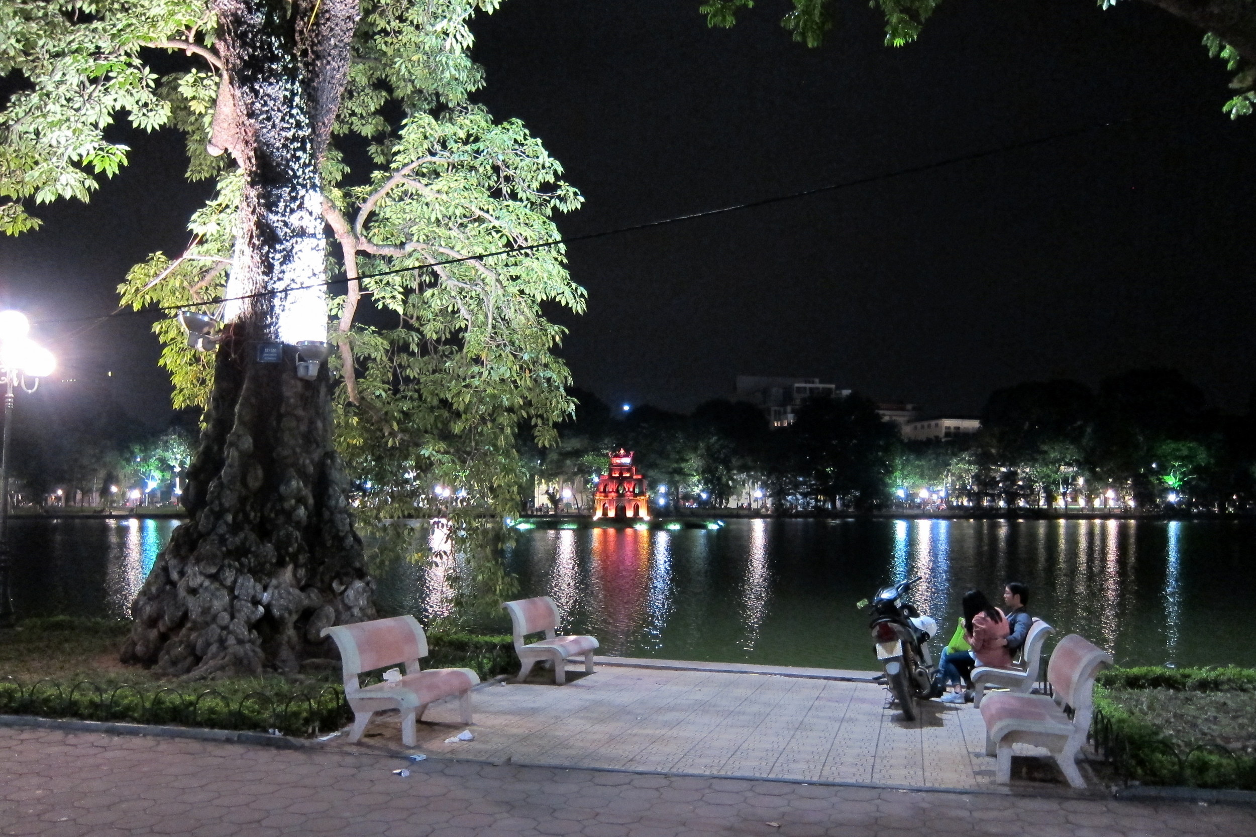  Hoan Kiem Lake at night. 