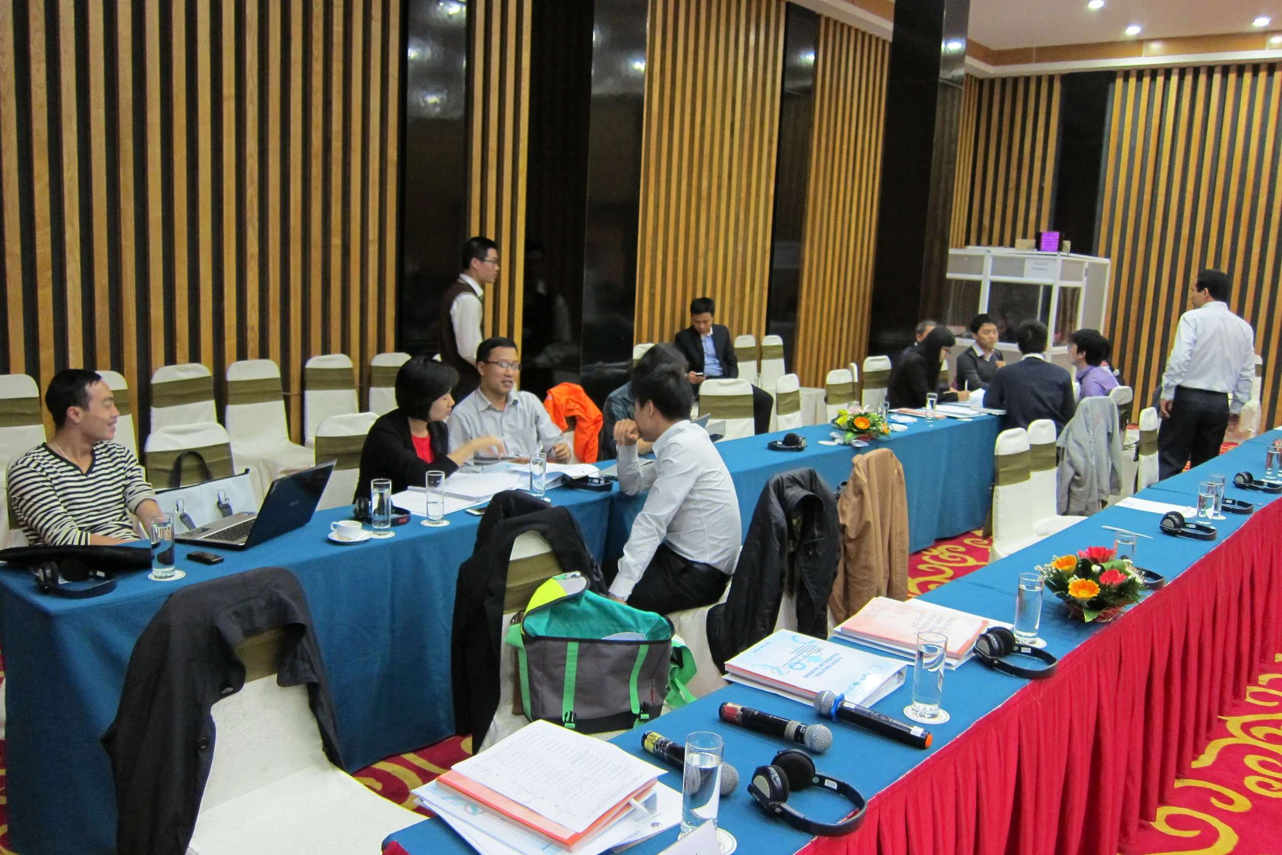  The participants starting claim drafting exercises at the workshop. 