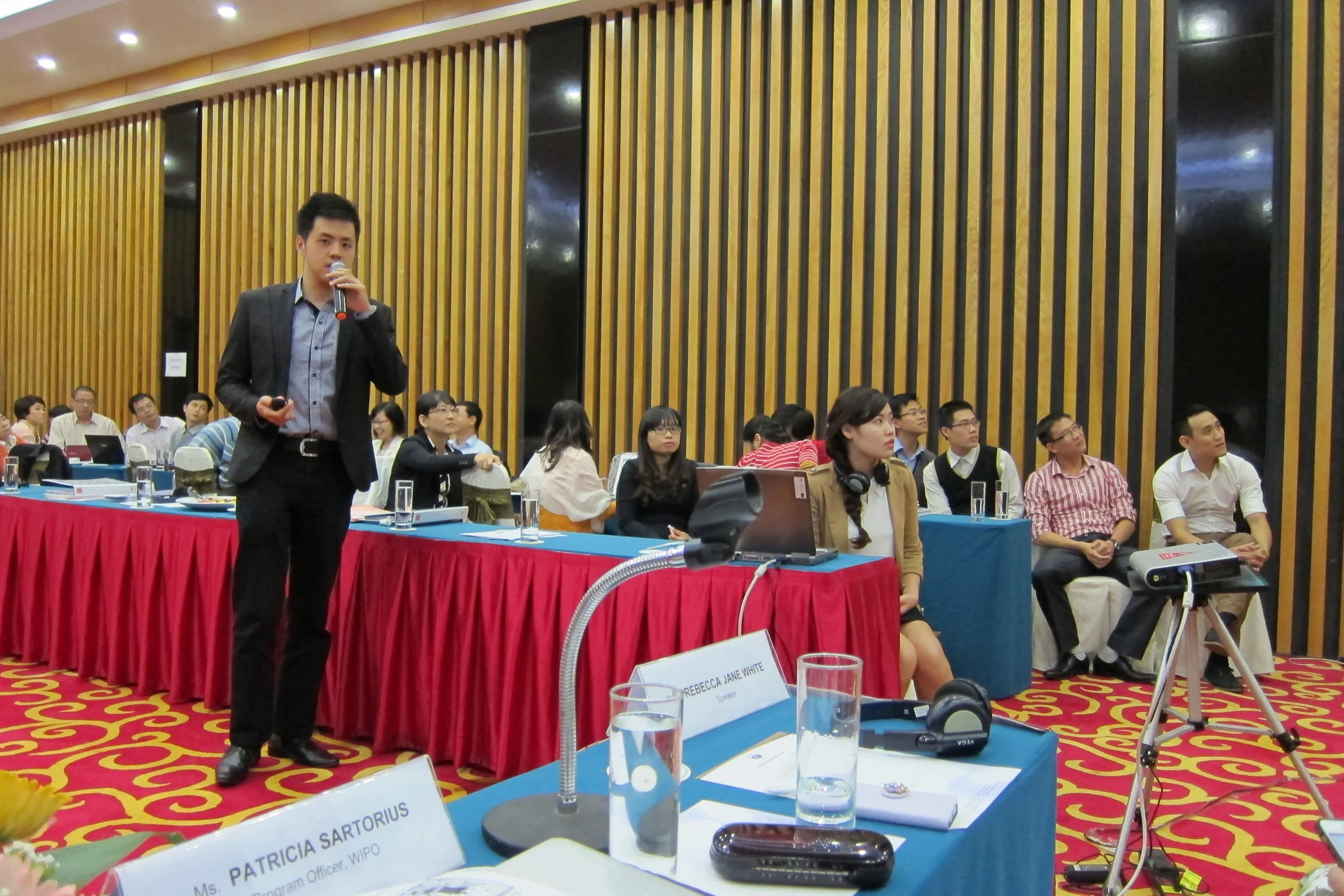  A speaker for each group presented the patent claims they drafted. 