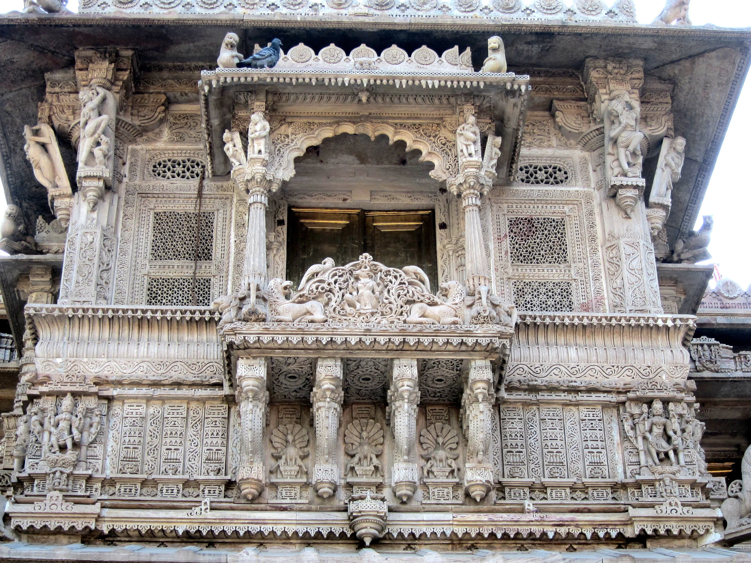 The detail in the stoe carvings around and throughout the temple is amazing