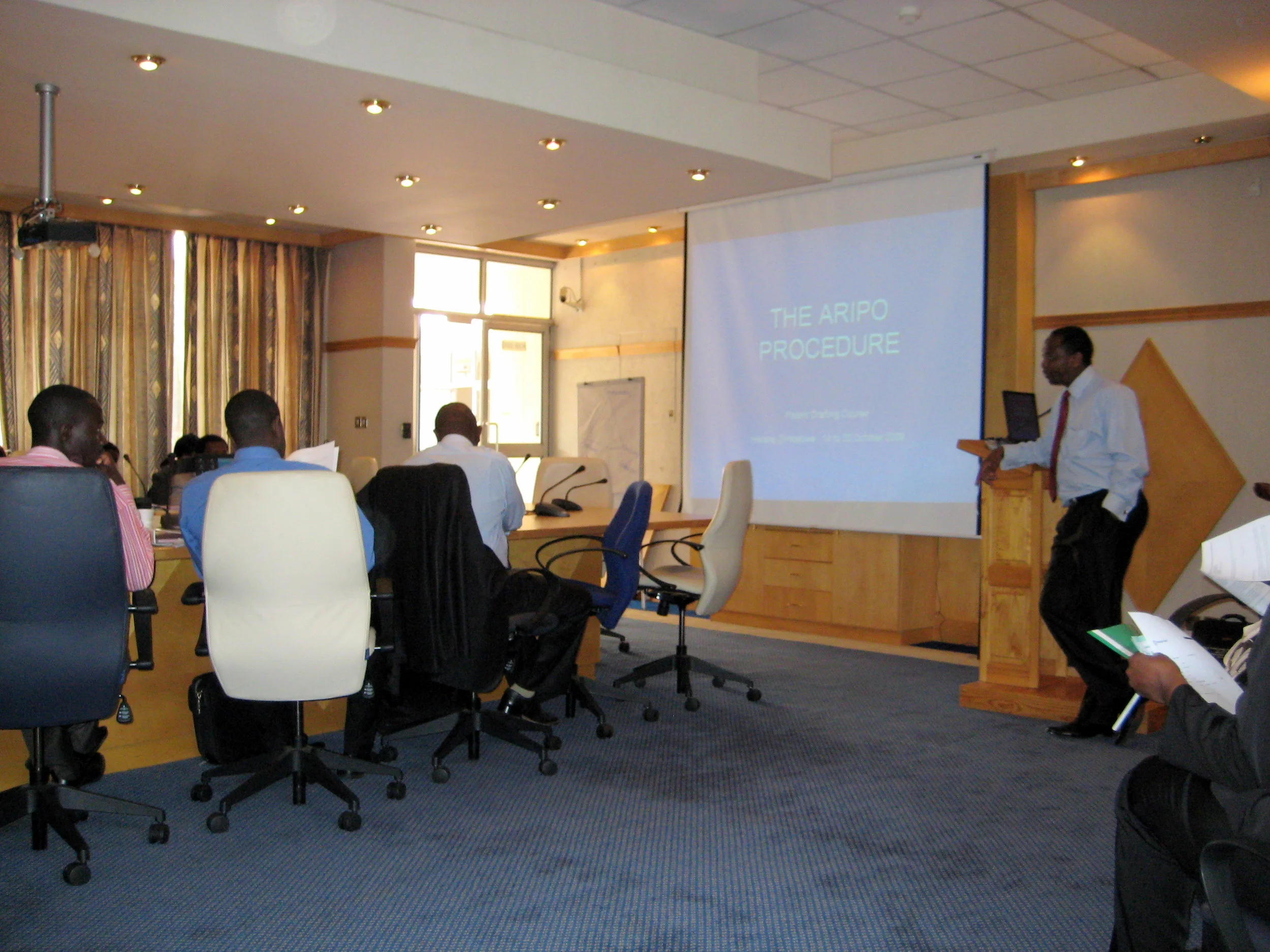  Examiner John Kabare of Kenya explains the ARIPO patenting procedure. 