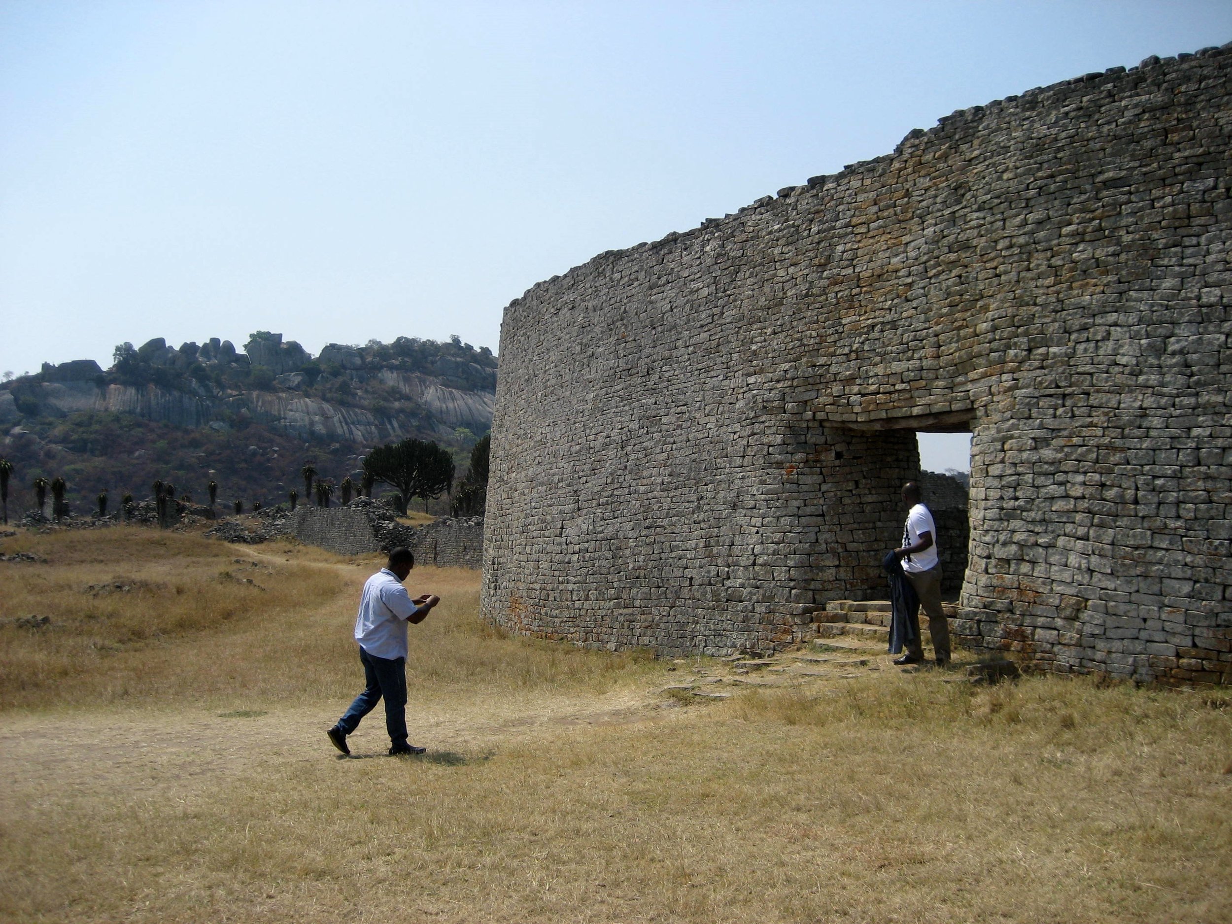  Great Zimbabwe includes a number of dry-stone ( i.e. , stacked mortar-less stones) walled enclosures. 