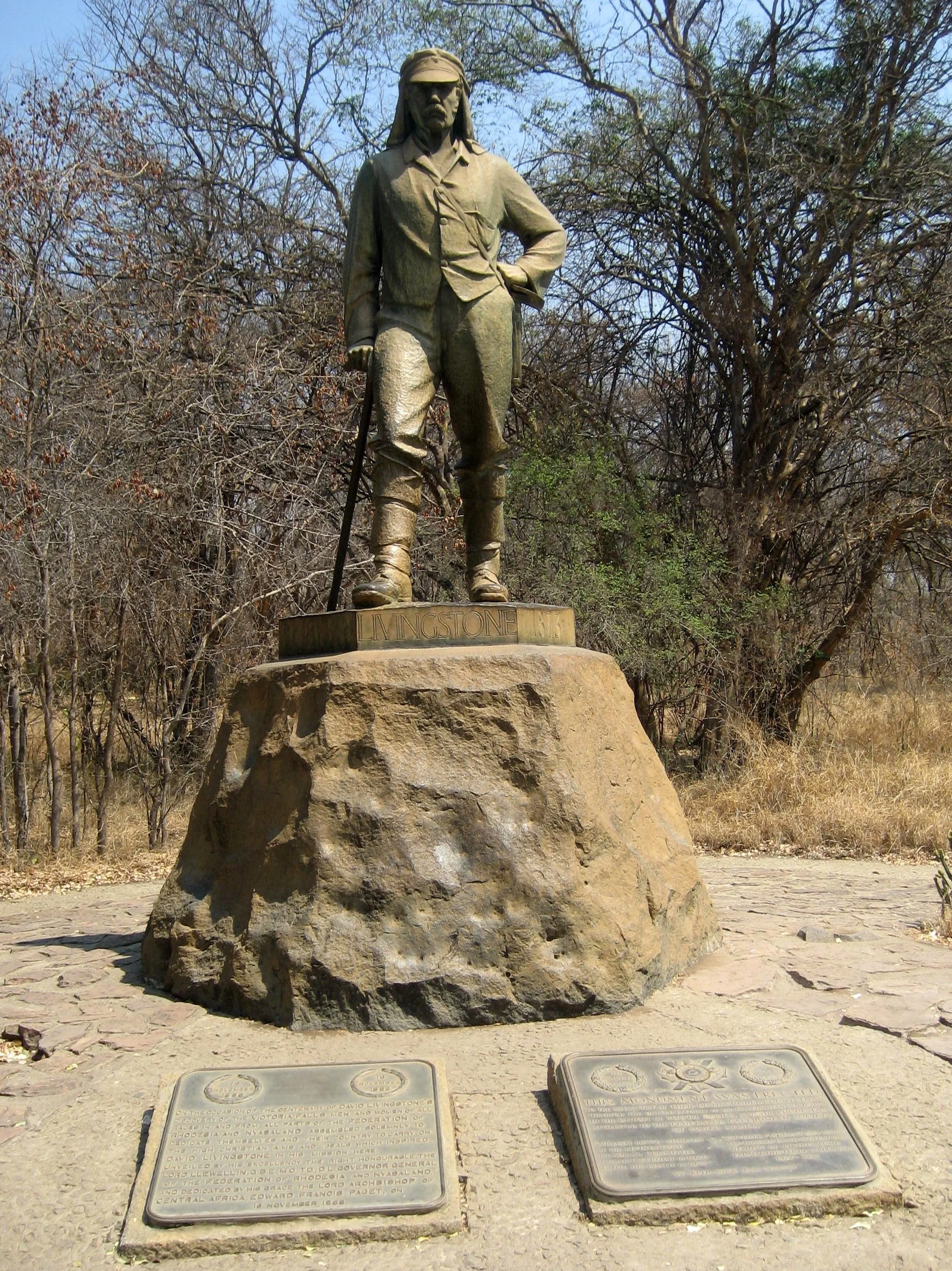  A statue to explorer, David Livingstone, the first European to discover the Falls. 