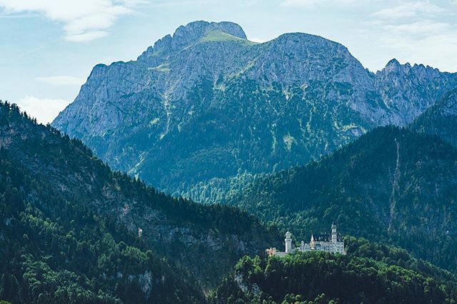 Sometimes you don’t want to be close. Sometimes you want to see #neuschwanstein from a #distance because #mountains and #scenery.
.
.
.
#schloss #castle #germany #bavaria #sonyimages #sonyalpha #sonyalphasclub #mcreise2019 #kurgenstine2019