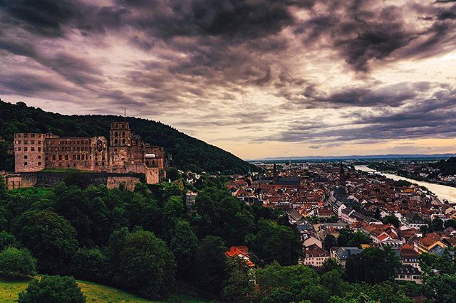 In the #gardens of #heidelbergcastle the #view is #unreal. Especially, with the #cloudporn #colors and #heidelbergcity down below.
.
.
#eurotrippin #germany #castle #schlossheidelberg #schloß #sonya7rii #sonyalpha #sonyimages #photooftheday #igers #mcreise2019 #kurgenstine2019 #theparbuckle