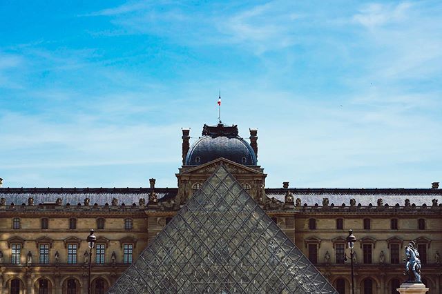 #tbt to the time it was a billion degrees at #thelouvre #paris #france #pyramid #eurotrippin #theparbuckle