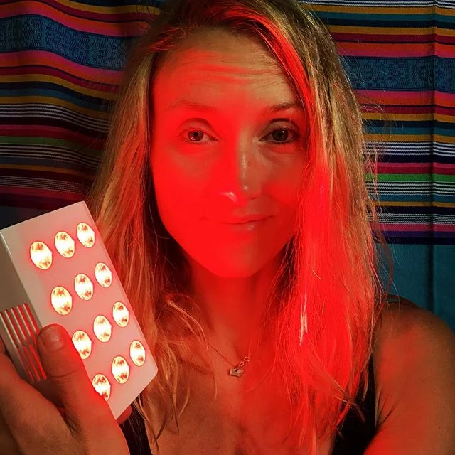 Got my new @joovvsocial mini light today. I’m closer to 50 now than 40 and along with PRP (learn more on @huntharvesthealth Podcast #79), I’m always opting for natural skin care. @dr.deannamuscle and @metabolic_mike turned me on to this when I did @huntharvesthealth podcast #76 with them. And since I travel a lot, I can put this little device right in my carryon. 👊🏼🥂🥰 #huntharvesthealth #joovvlight #naturalskincare #naturopathic