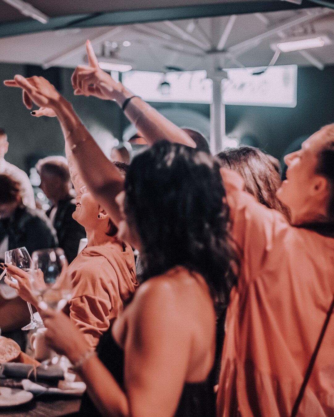 Hands up in the air! ❤ #thomasdaubek #partyverliebt 
.
.
.
.
#openair #livemusic #vocals #piano