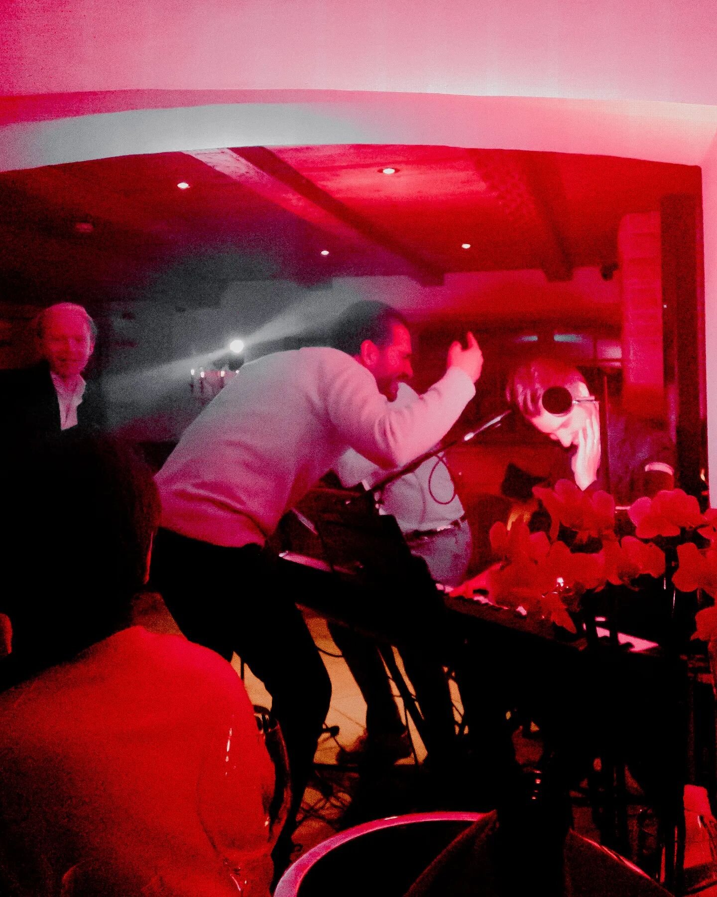 #TONIGHT at @kronevonlech ❤ #thomasdaubek #lechverliebt
.
.
.
.
#livemusic #barpiano #vocals #besthotels #entertainment
