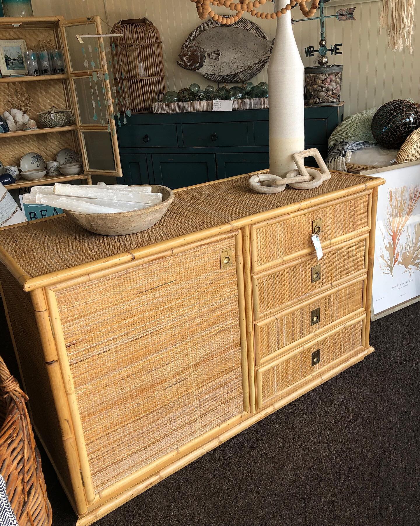 New find! This mid-century rattan and bamboo sideboard was made by Dal Vera in Italy. 🇮🇹 Loving all the storage and its gorgeous details: original brass hardware, bamboo trim, and sturdy construction. This piece is from a collection Dal Vera made i