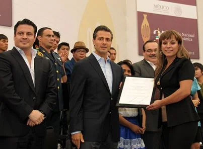 Laura Bugarini con el Presidente Enrique Peña Nieto .