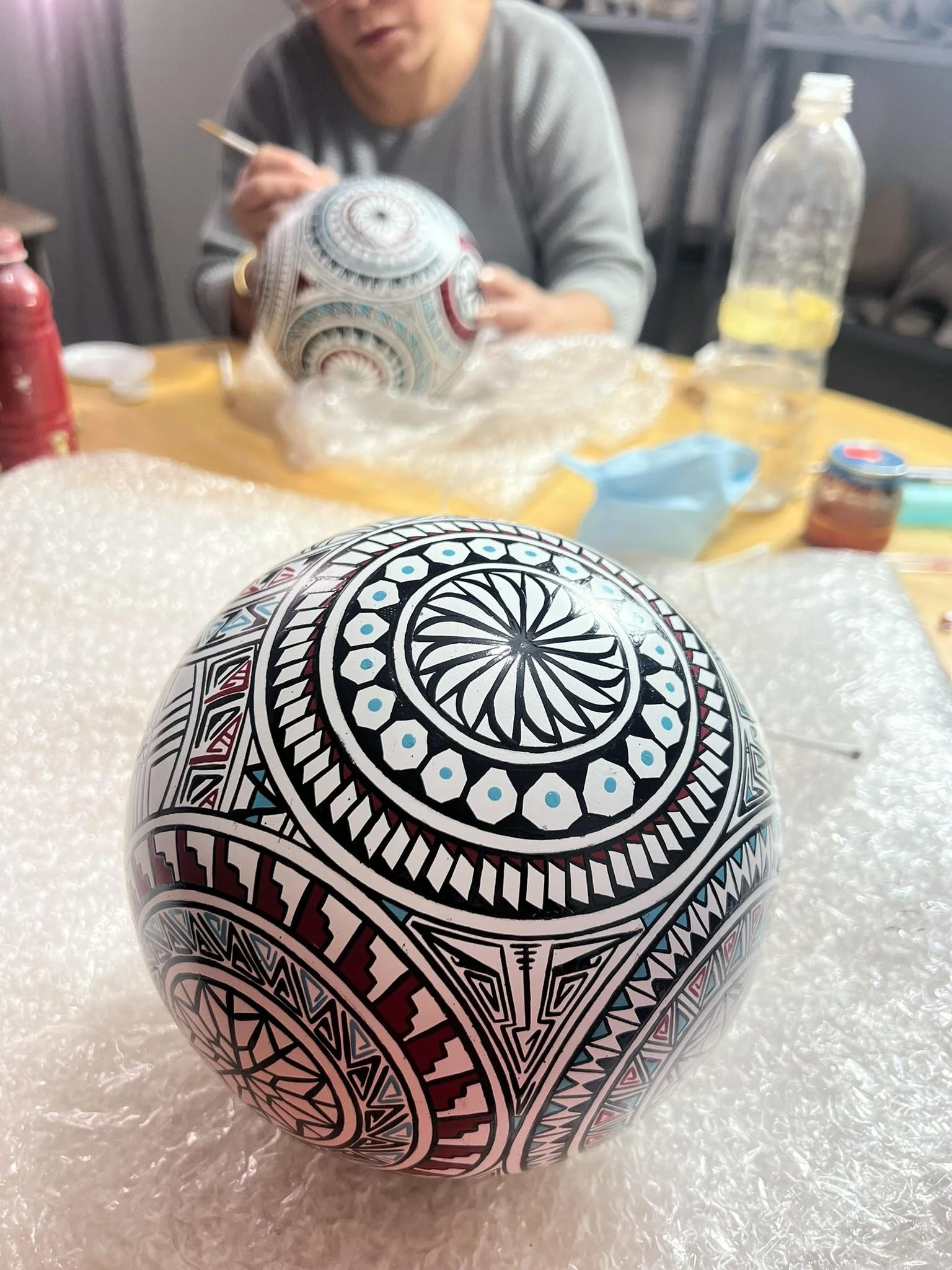 Cierran alfareros Yeto y Laura el año trabajando en más arte