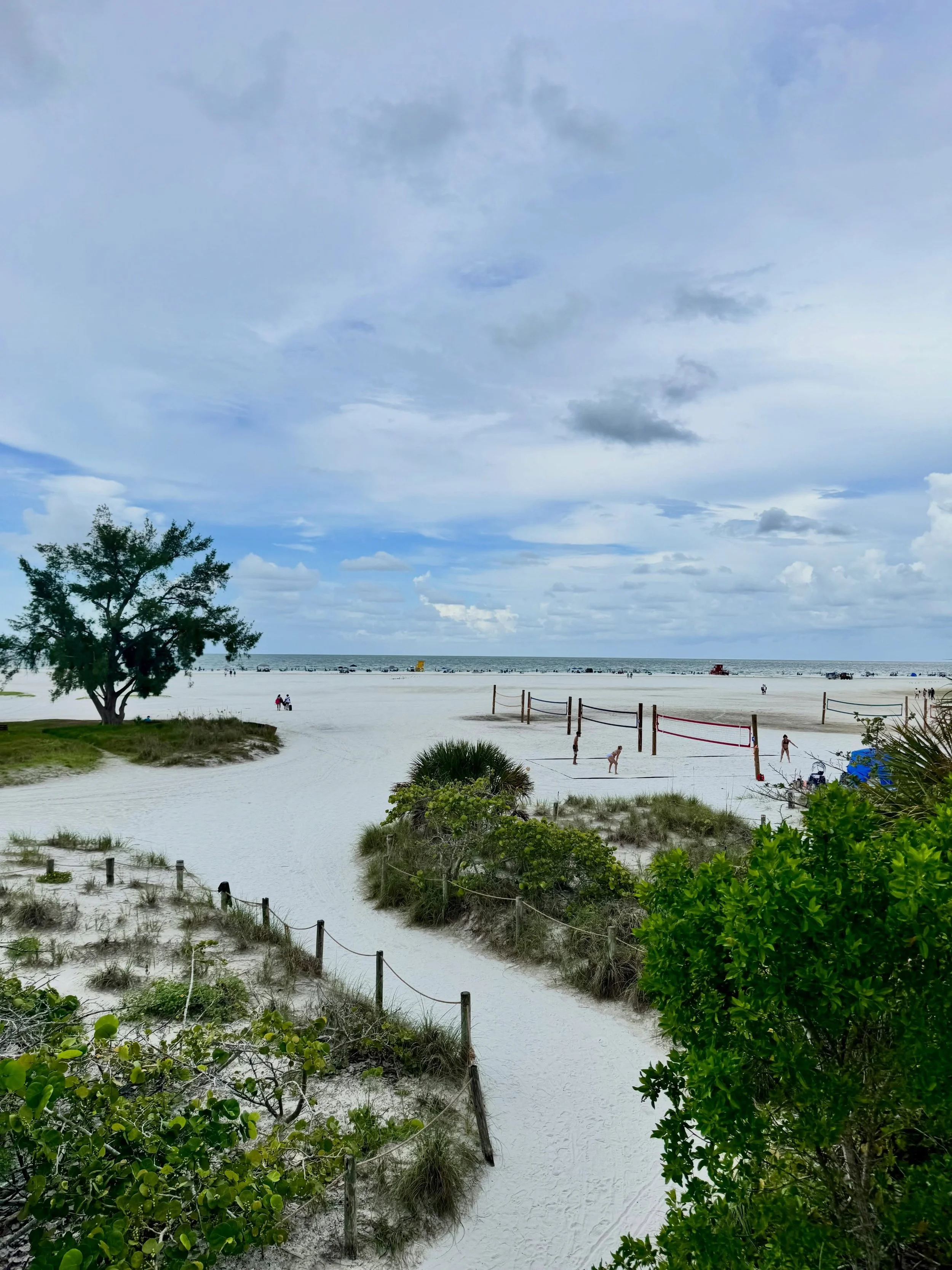 A little detour to Siesta Beach before the long drive back to Jacksonville. 🤍

That impossibly white quartz sand, the Gulf, those skies&hellip;Absolutely magical.

Florida, you were a lot this week. In all the best ways.

And I am officially exhaust