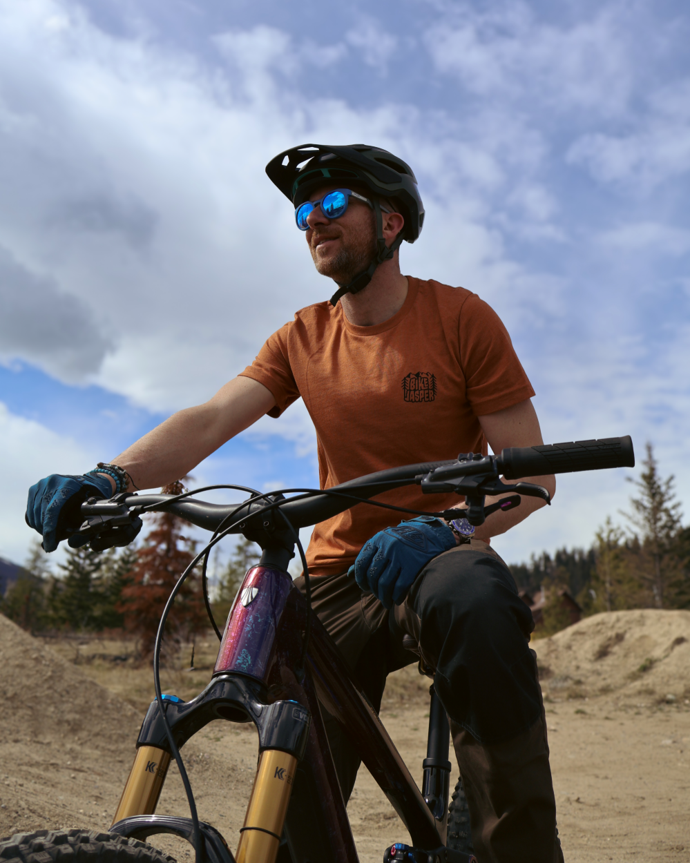 BikeJasperShirt_MTB_Autumn_Front_OnModel.png