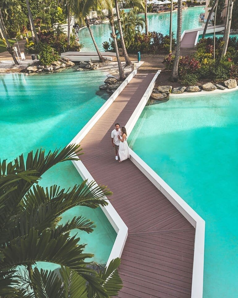 Summer in Port Douglas means pools and palm trees! In between the tropical rain, the sun showed up on Wednesday for this lovely couple!