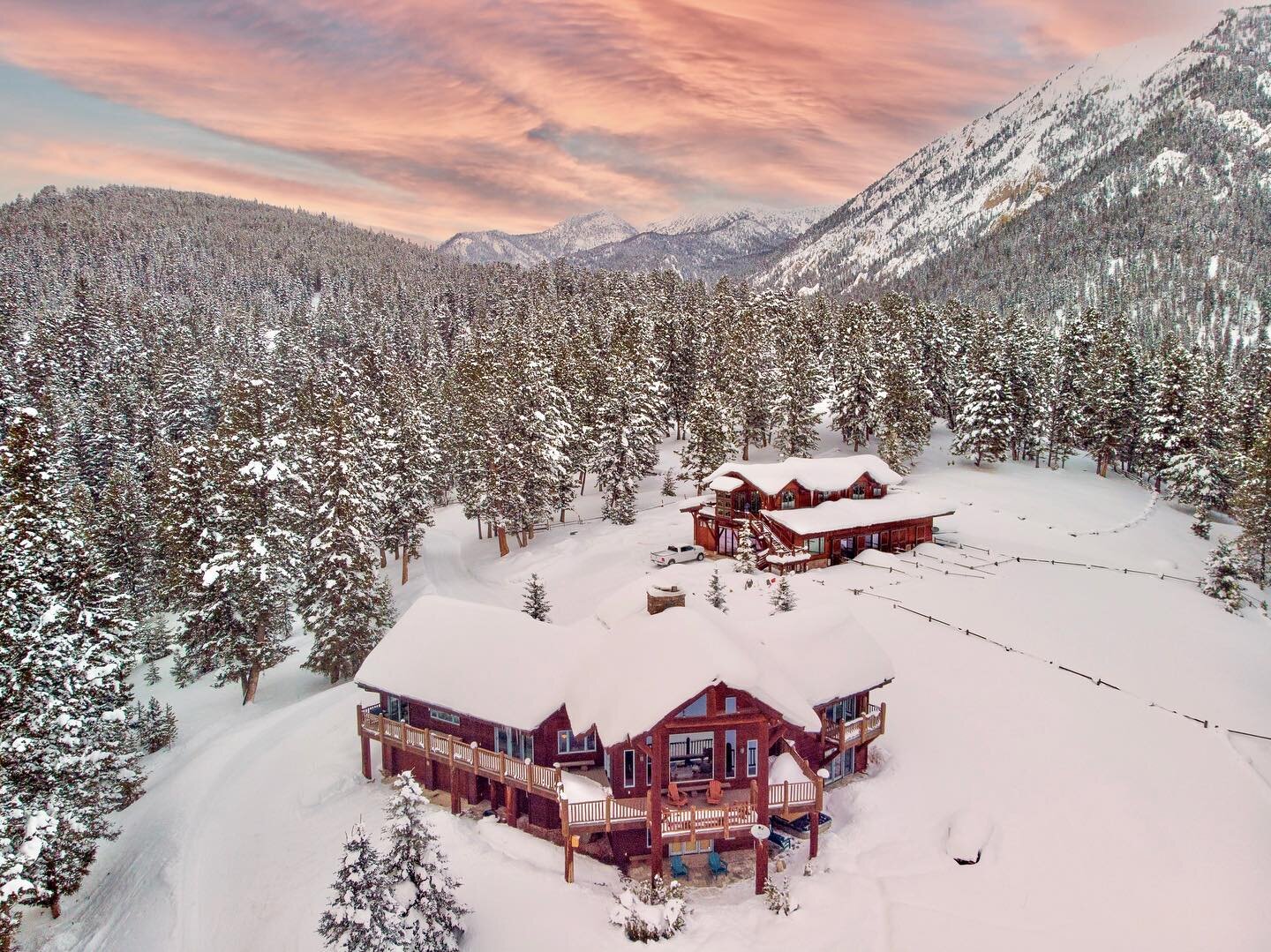 A beautiful sunset behind Happy Trails in Big Sky, Montana. This photo was taken by one of our guests just a few days ago.  Thanks Christos for this spectacular image. #Intenzos #bigsky #bigskycountry #visitbigsky #montanalife 
.
.
.
. #yellowstoneco