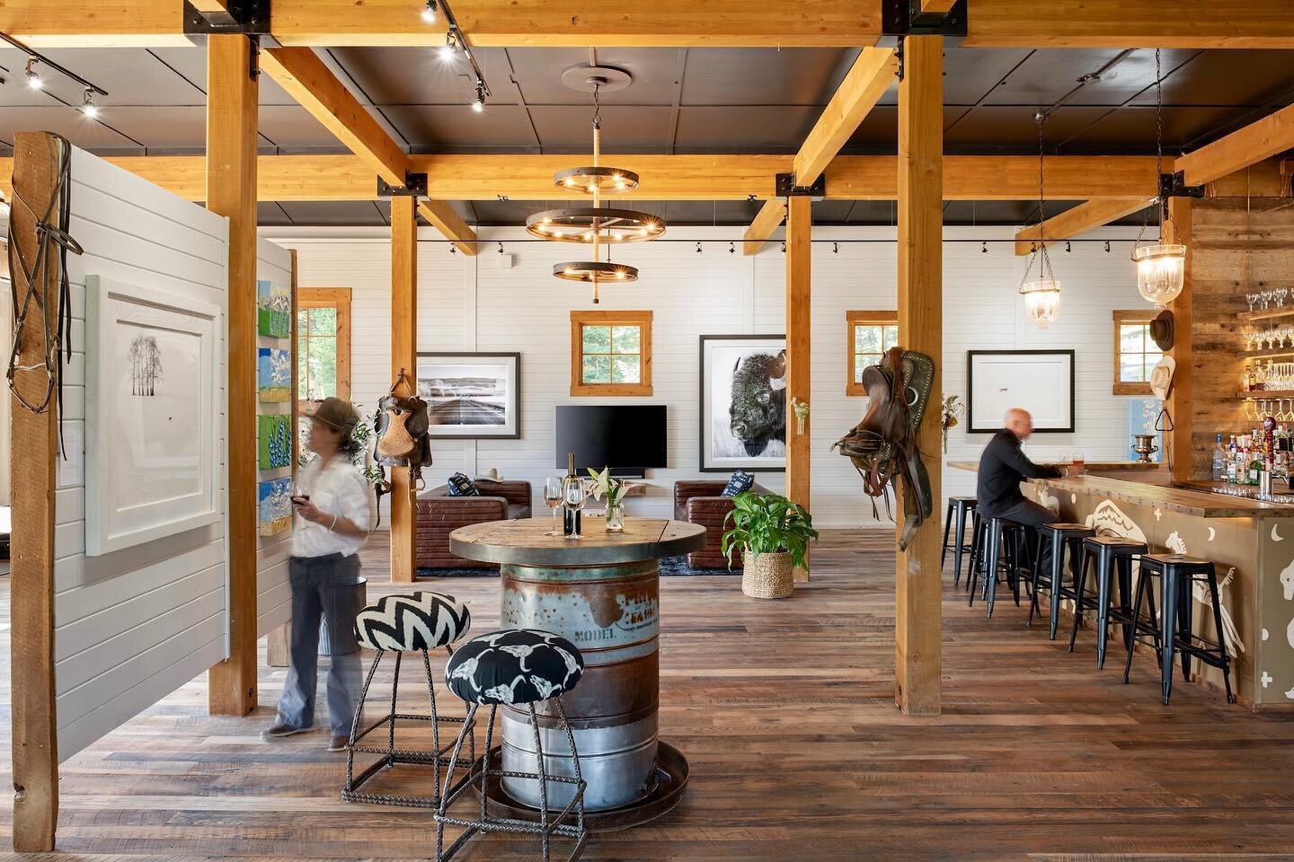 The barn renovation is complete! What&rsquo;s better than your own saloon/art gallery while vacationing in Big Sky, Montana? #vacationbigsky #bigsky #montanalife
Photo cred: @wkphotography 
.
.
. #vacationmode #partybarn #bigskymontana #vacationrenta