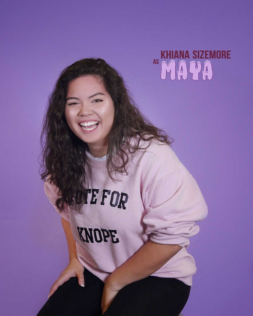 Photo présentant le personnage de Maya sur fond violet, avec le texte « Khiana Sizemore dans le rôle de Maya ».