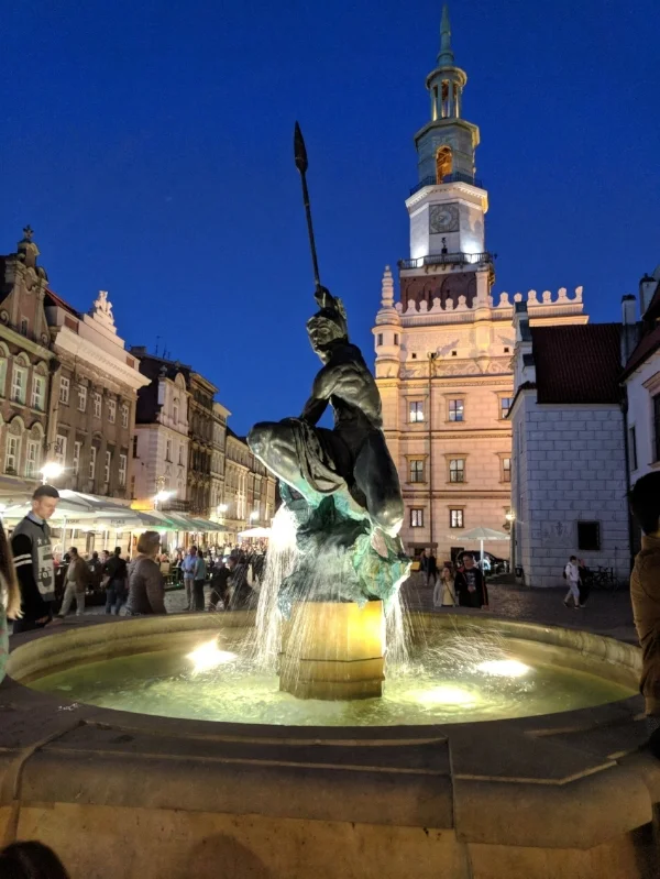 poznan_statue.jpg